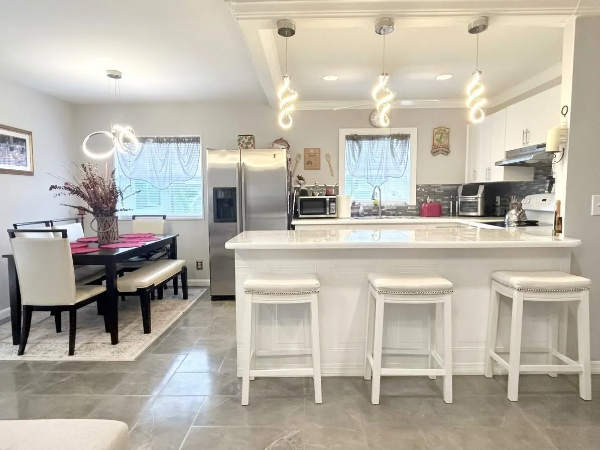 233 SEVILLE J Boulevard