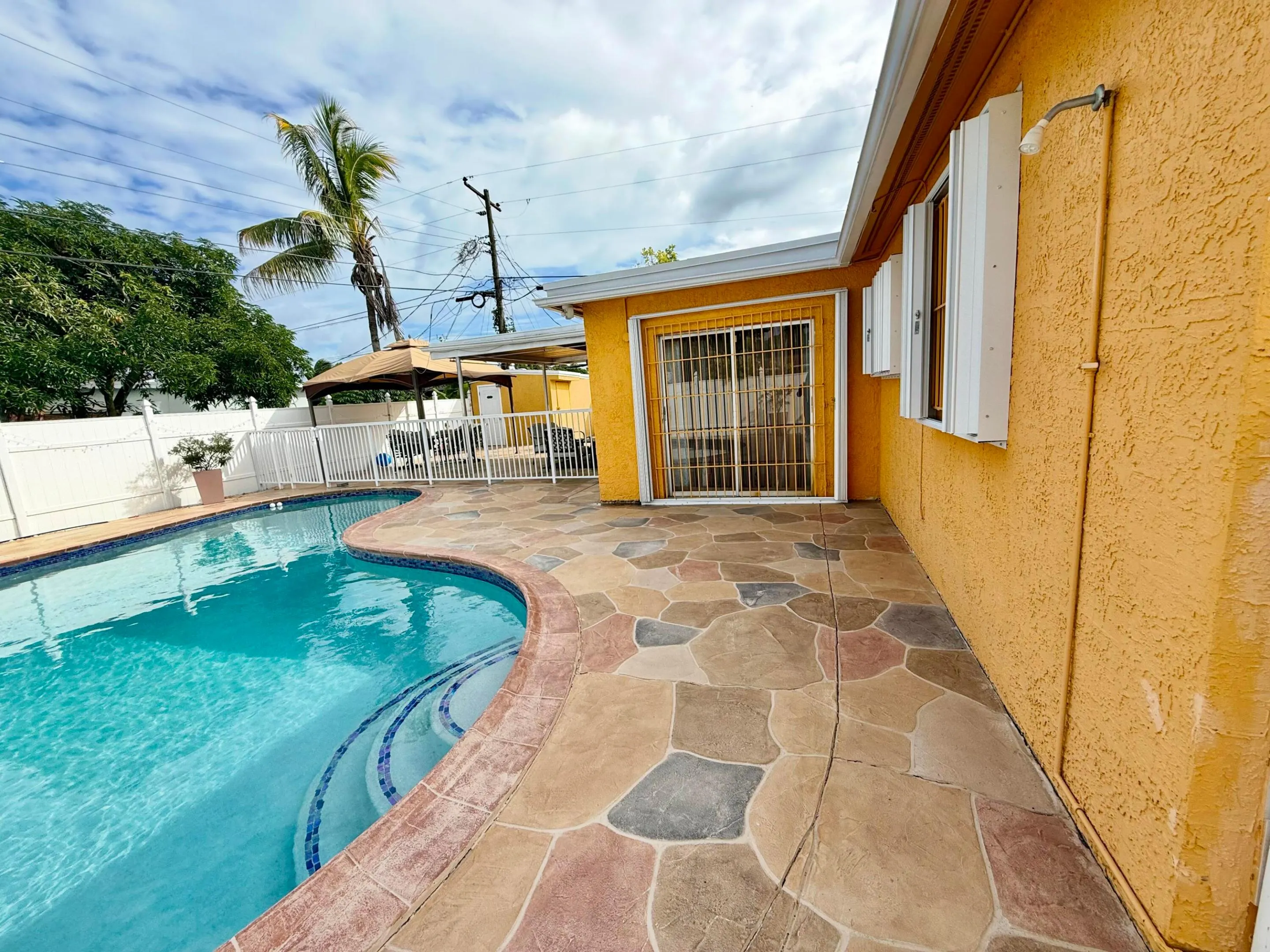 2610 NW 43RD Avenue