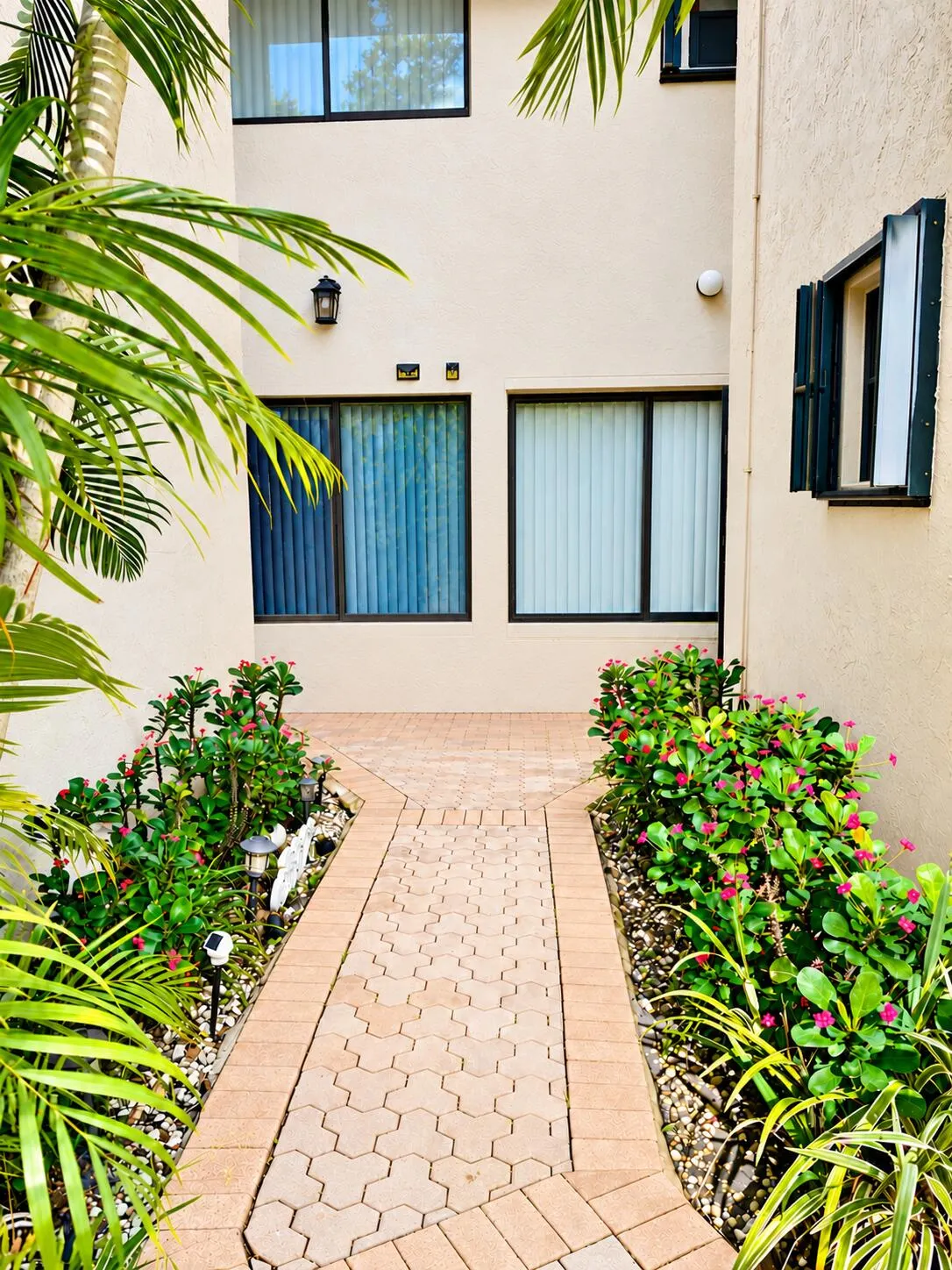 950 MOCKINGBIRD Lane #614B