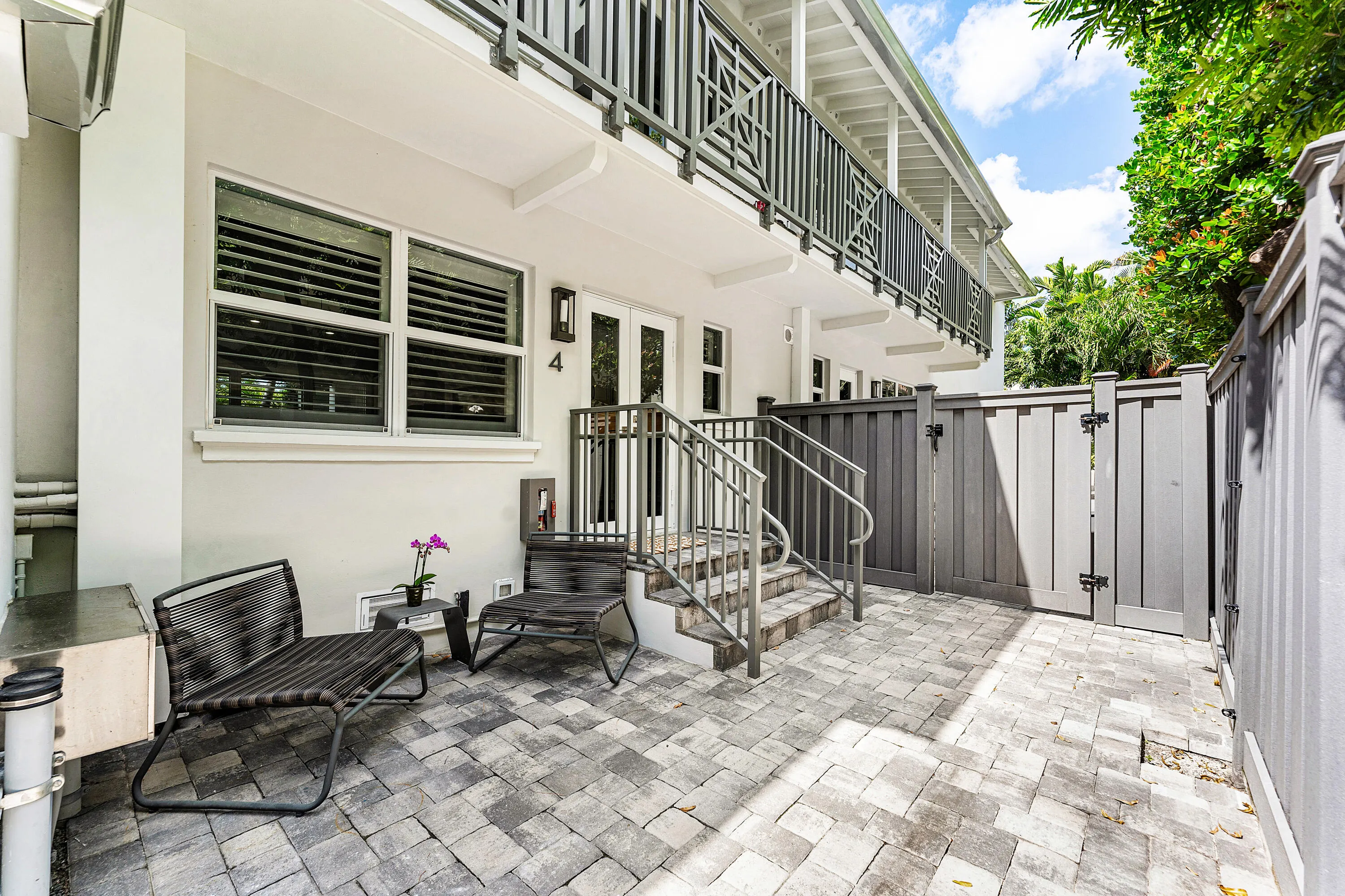 1025 Casuarina Road #4