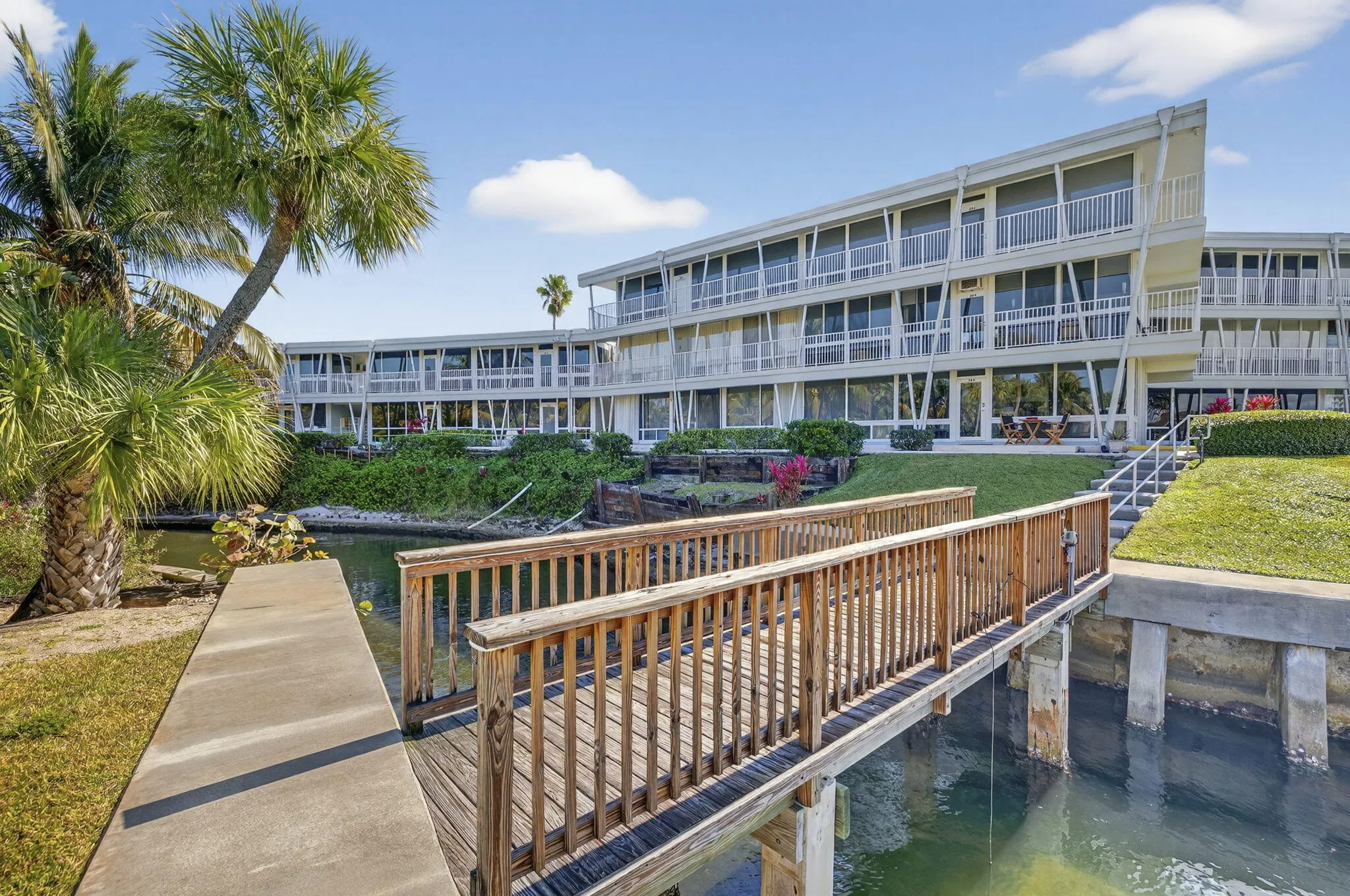 1221 HILLSBORO MILE #23A