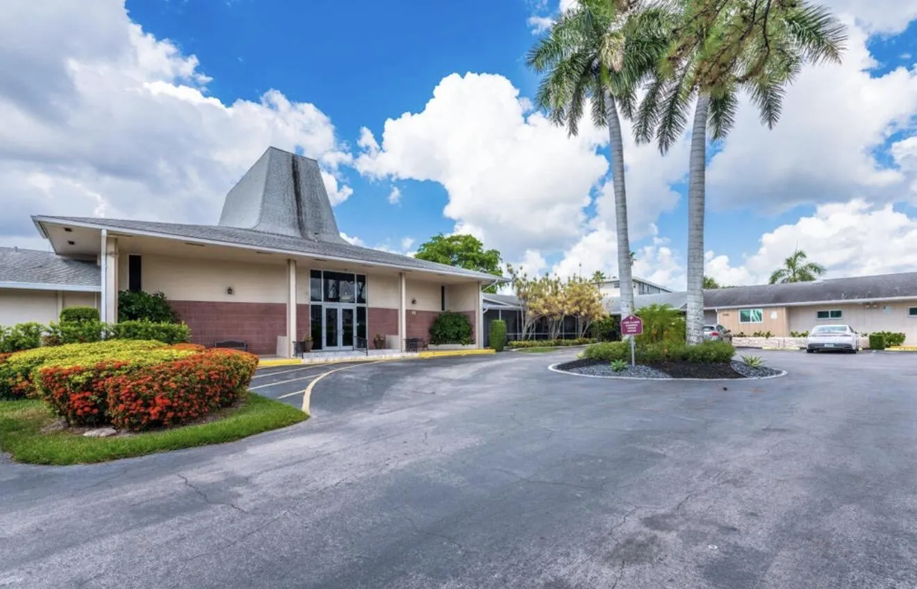 2855 GARDEN Drive S #306
