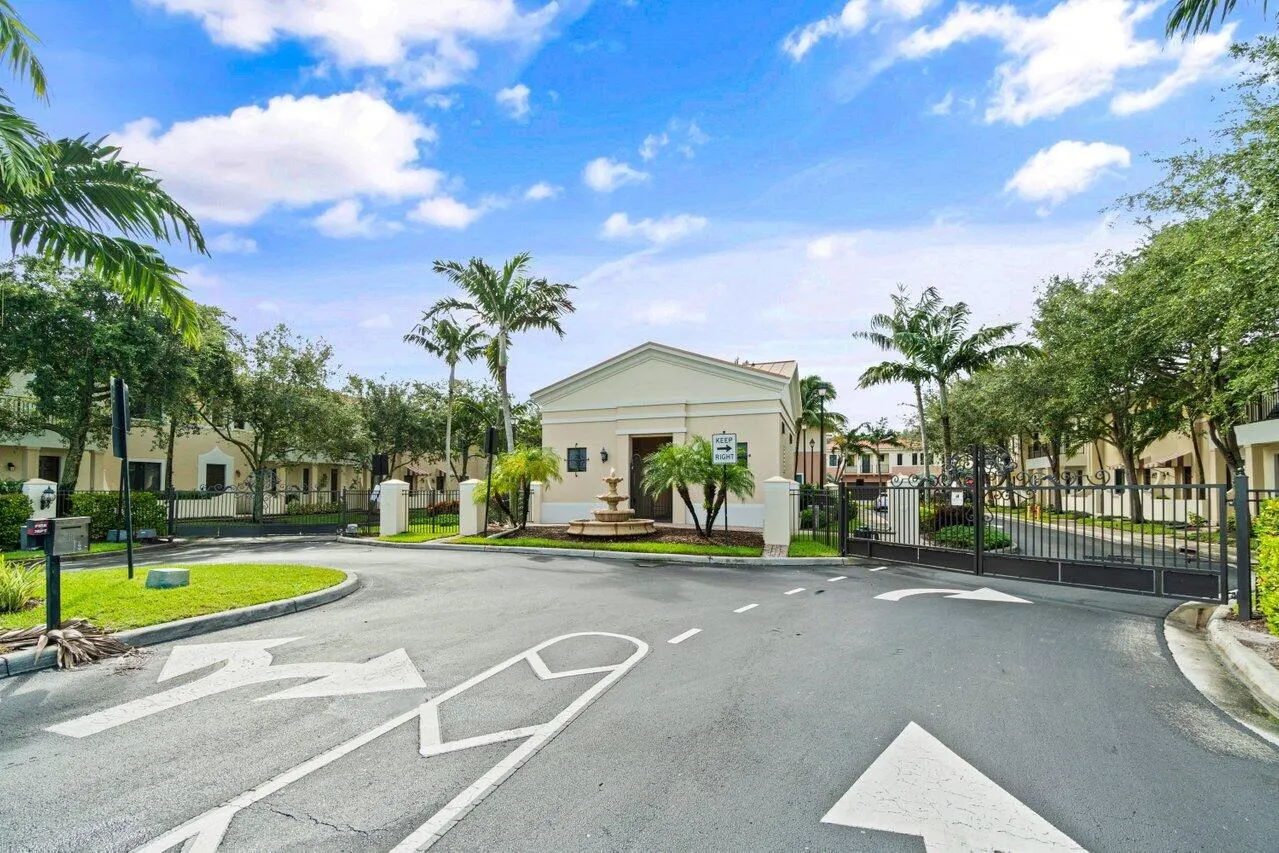 2611 VENETIAN Drive