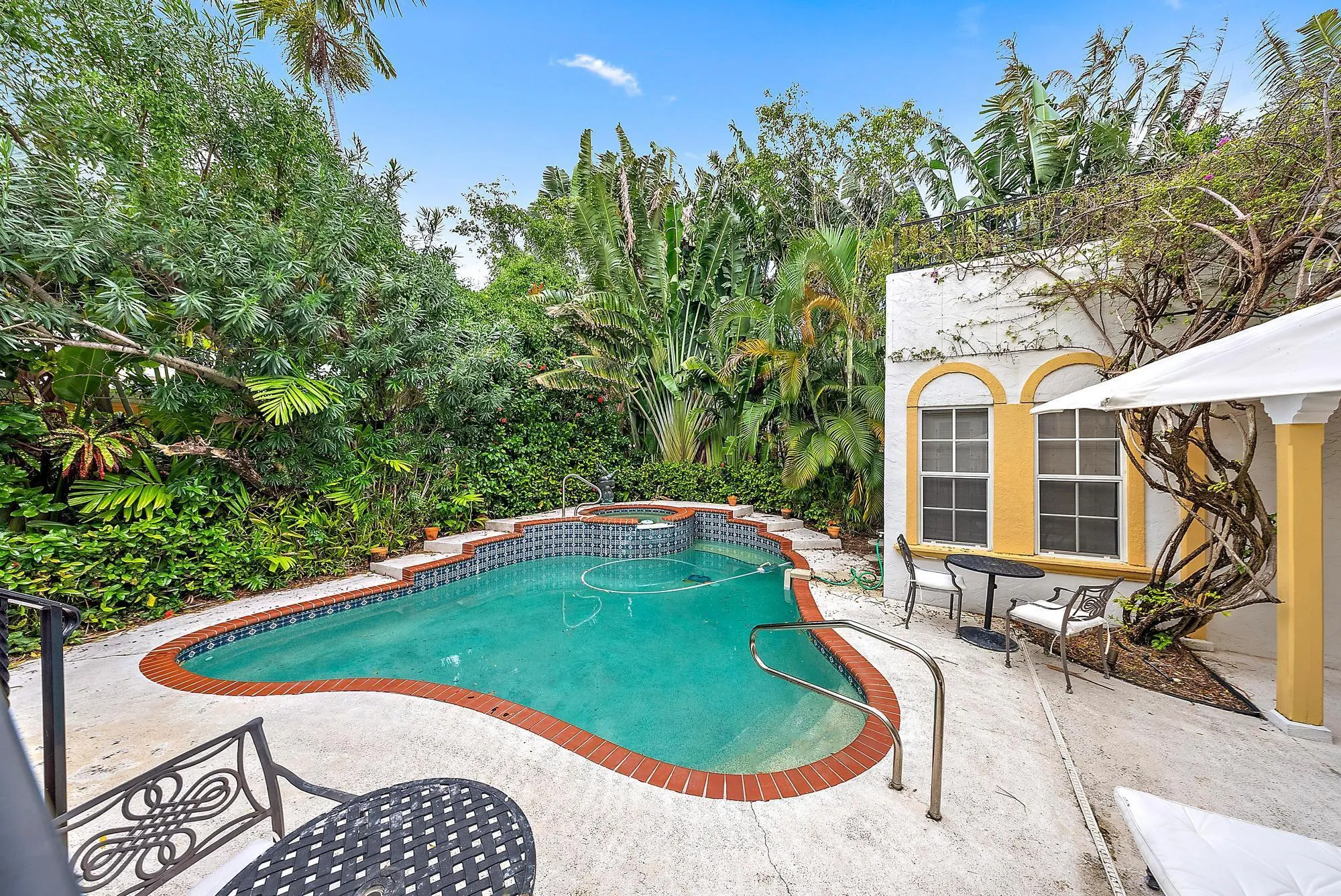 325 SEASPRAY Avenue
