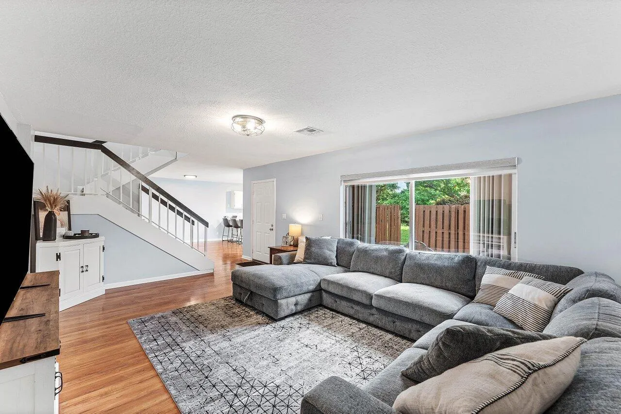 562 SE 27th Terrace