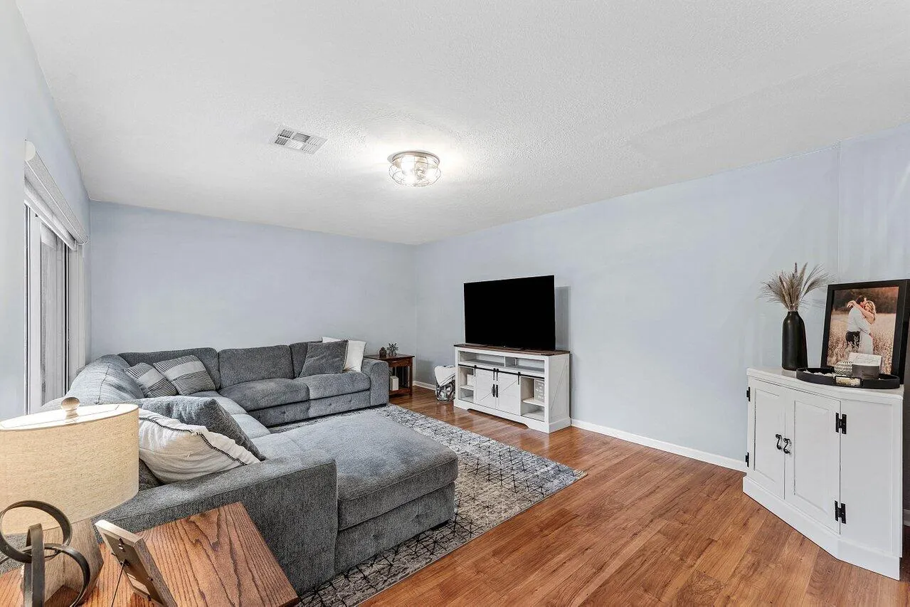562 SE 27th Terrace