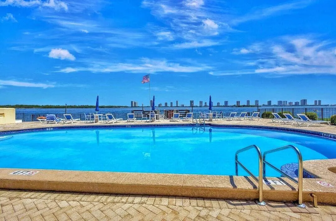 105 PARADISE HARBOUR Boulevard #108