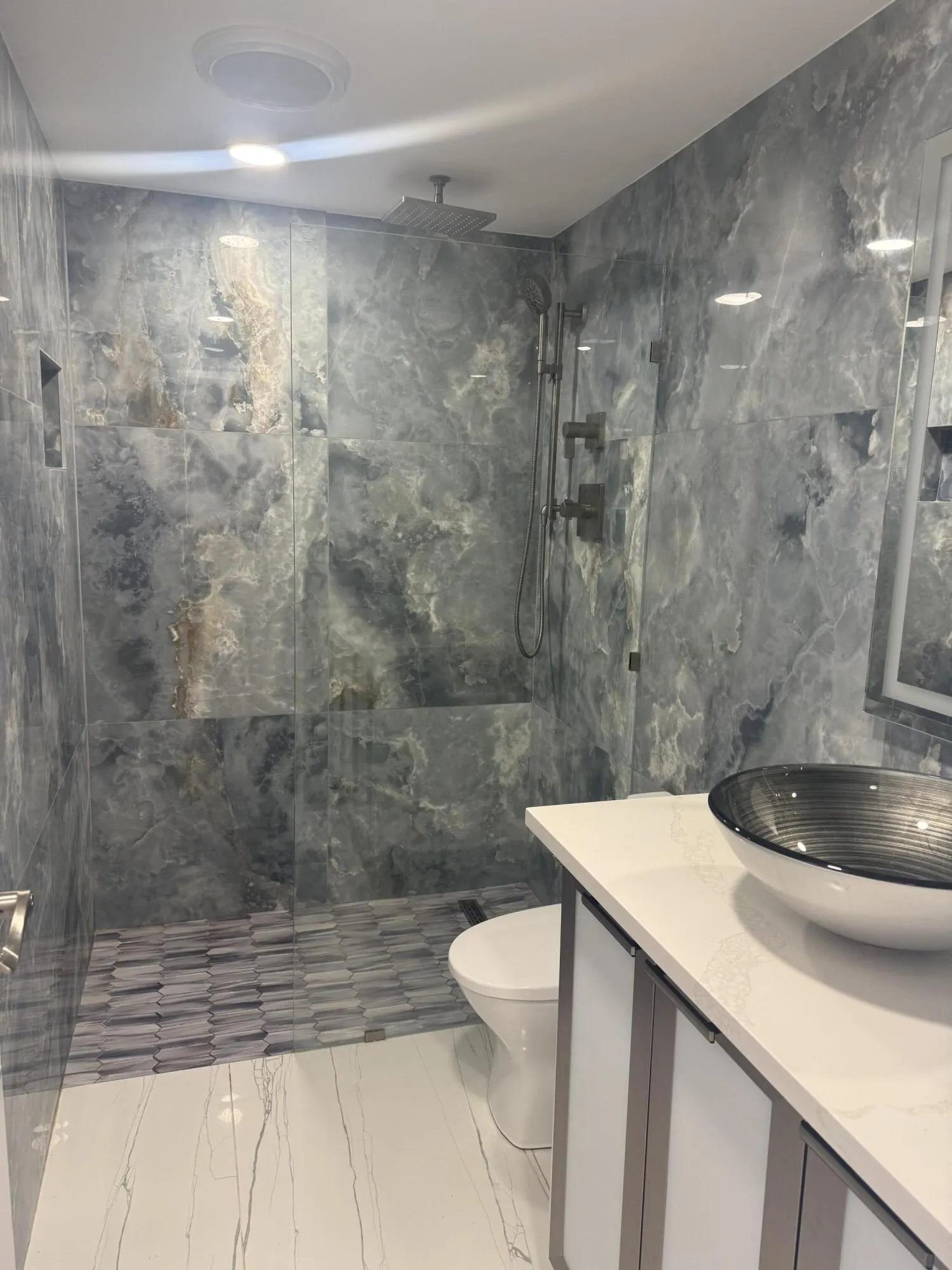 105 PARADISE HARBOUR Boulevard #108