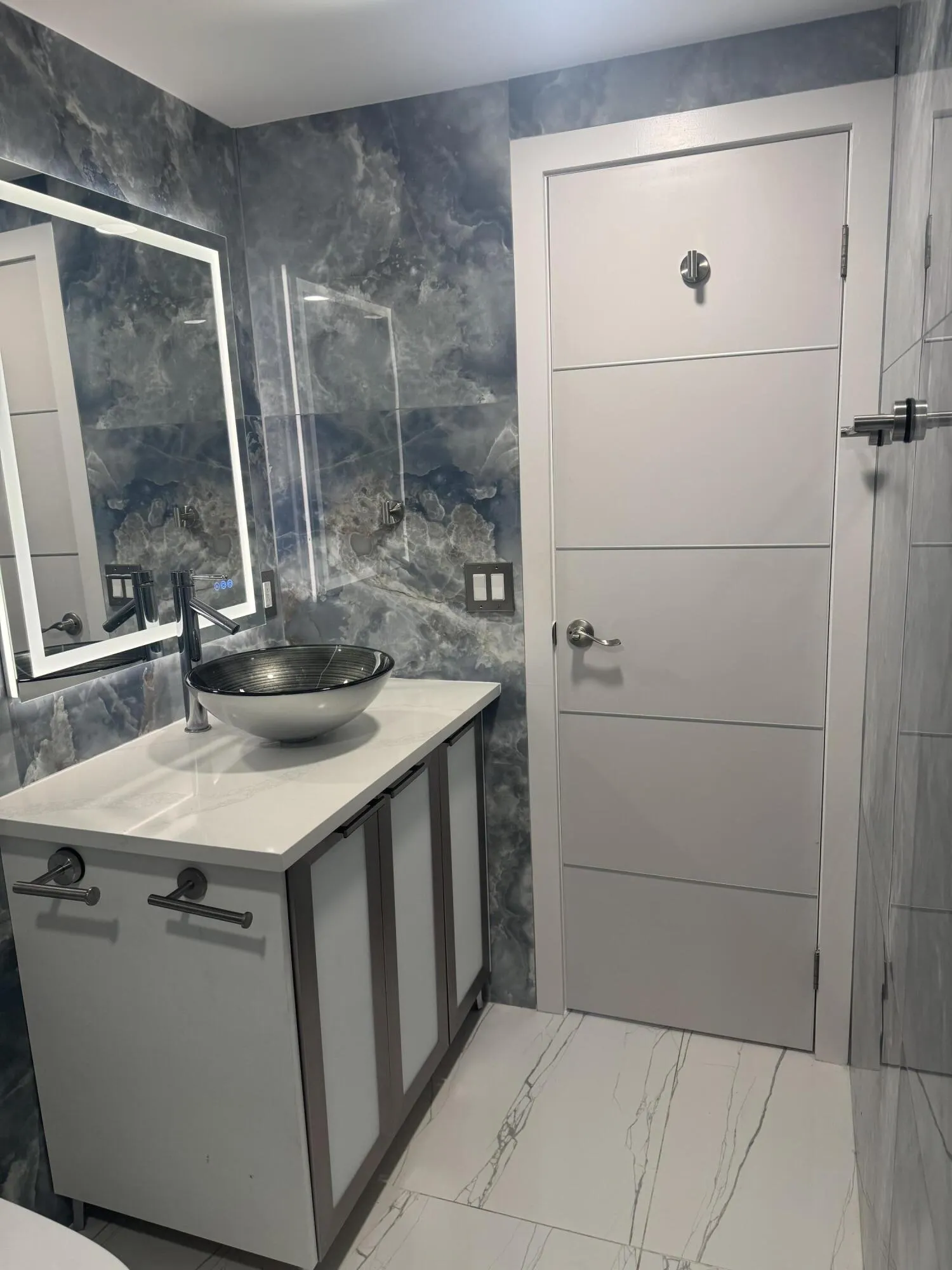 105 PARADISE HARBOUR Boulevard #108