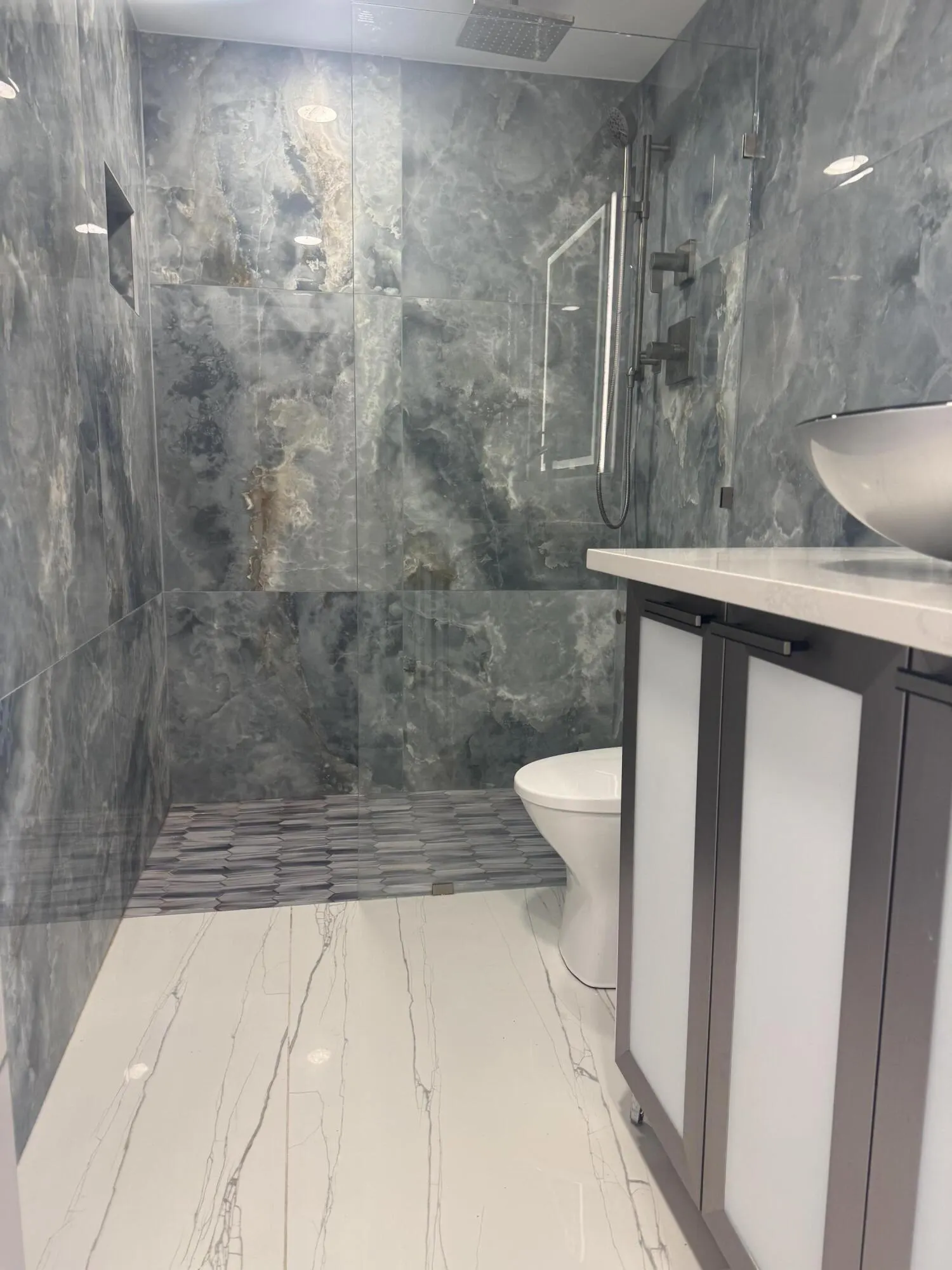 105 PARADISE HARBOUR Boulevard #108