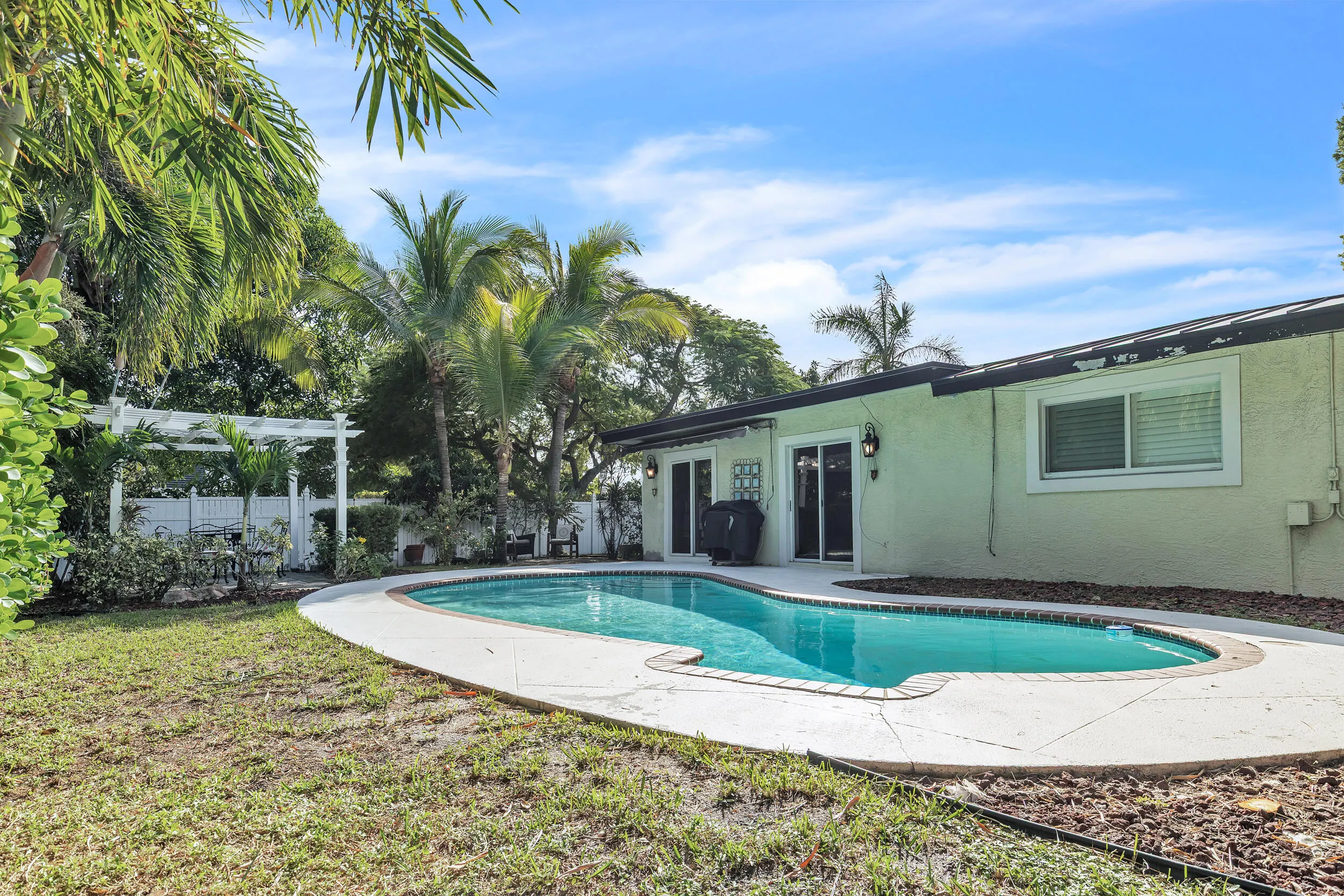 220 NW 12TH Street