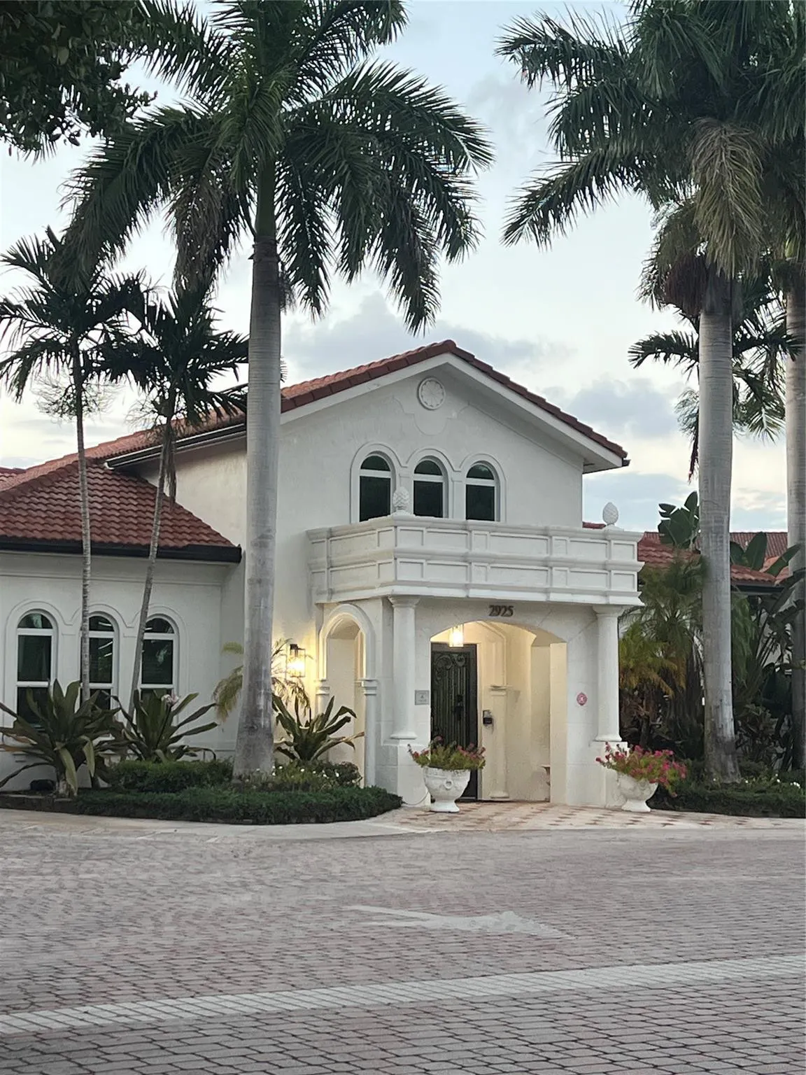 903 VILLA Circle #903
