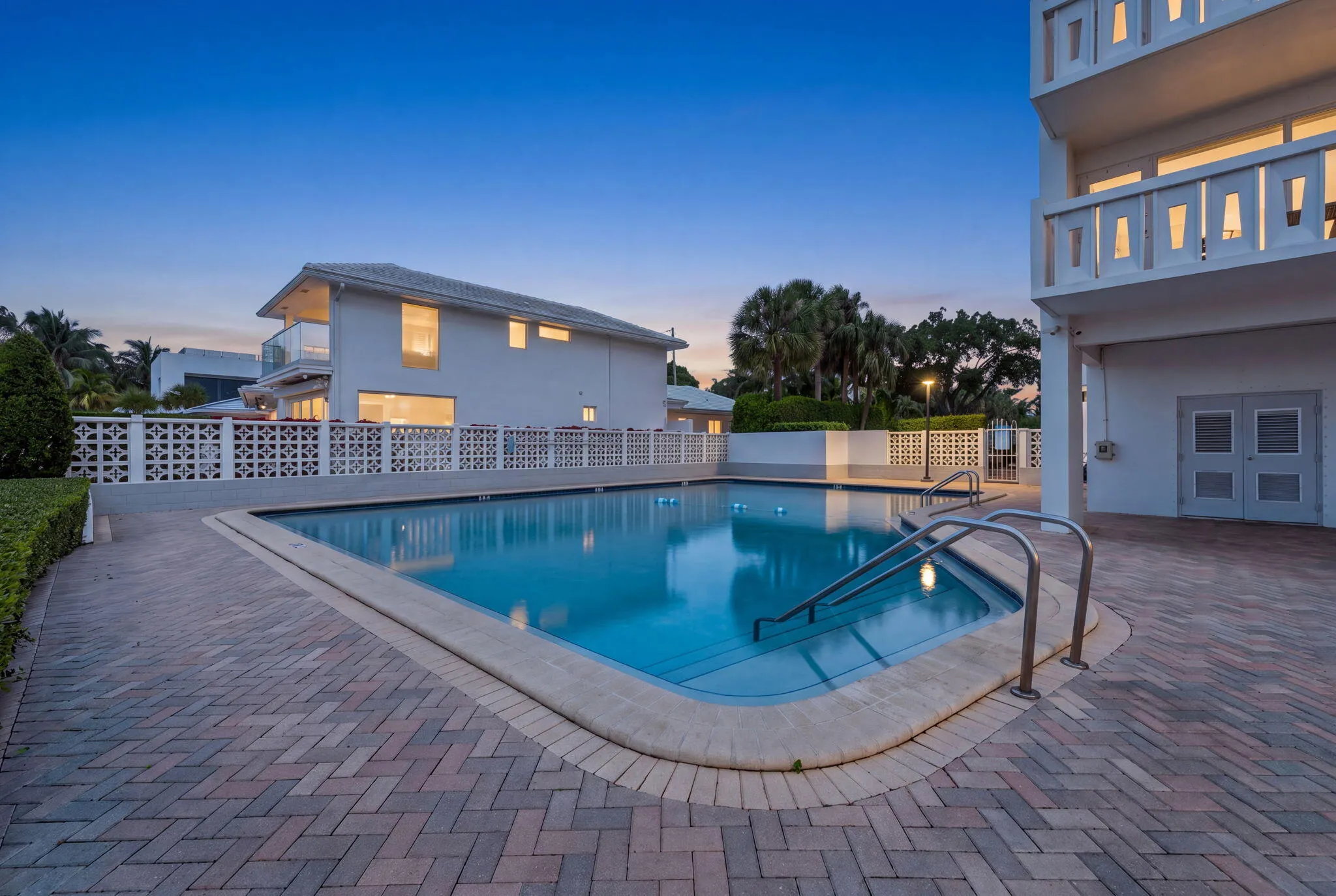 2100 S Ocean Drive #15E