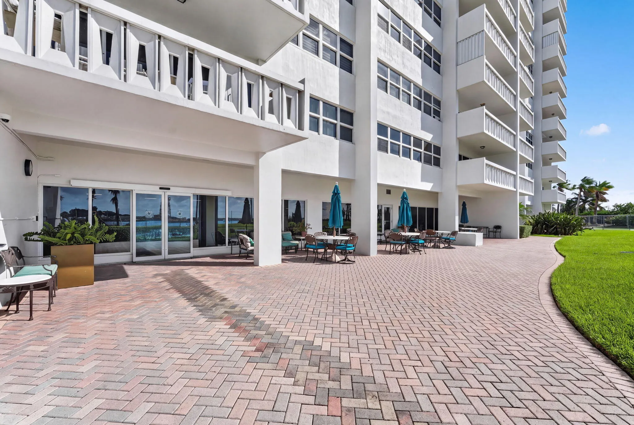2100 S Ocean Drive #15E