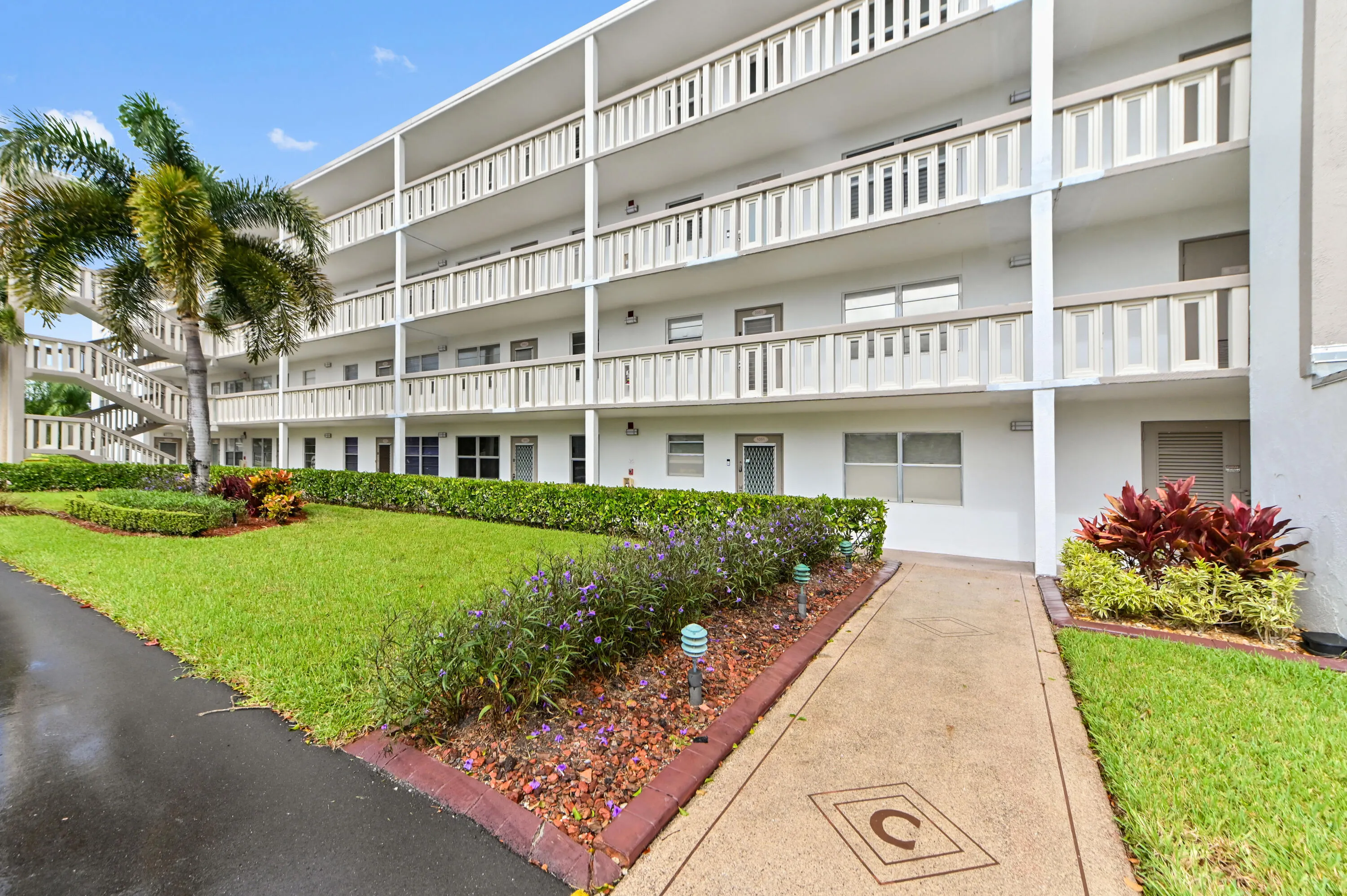1052 Rexford C