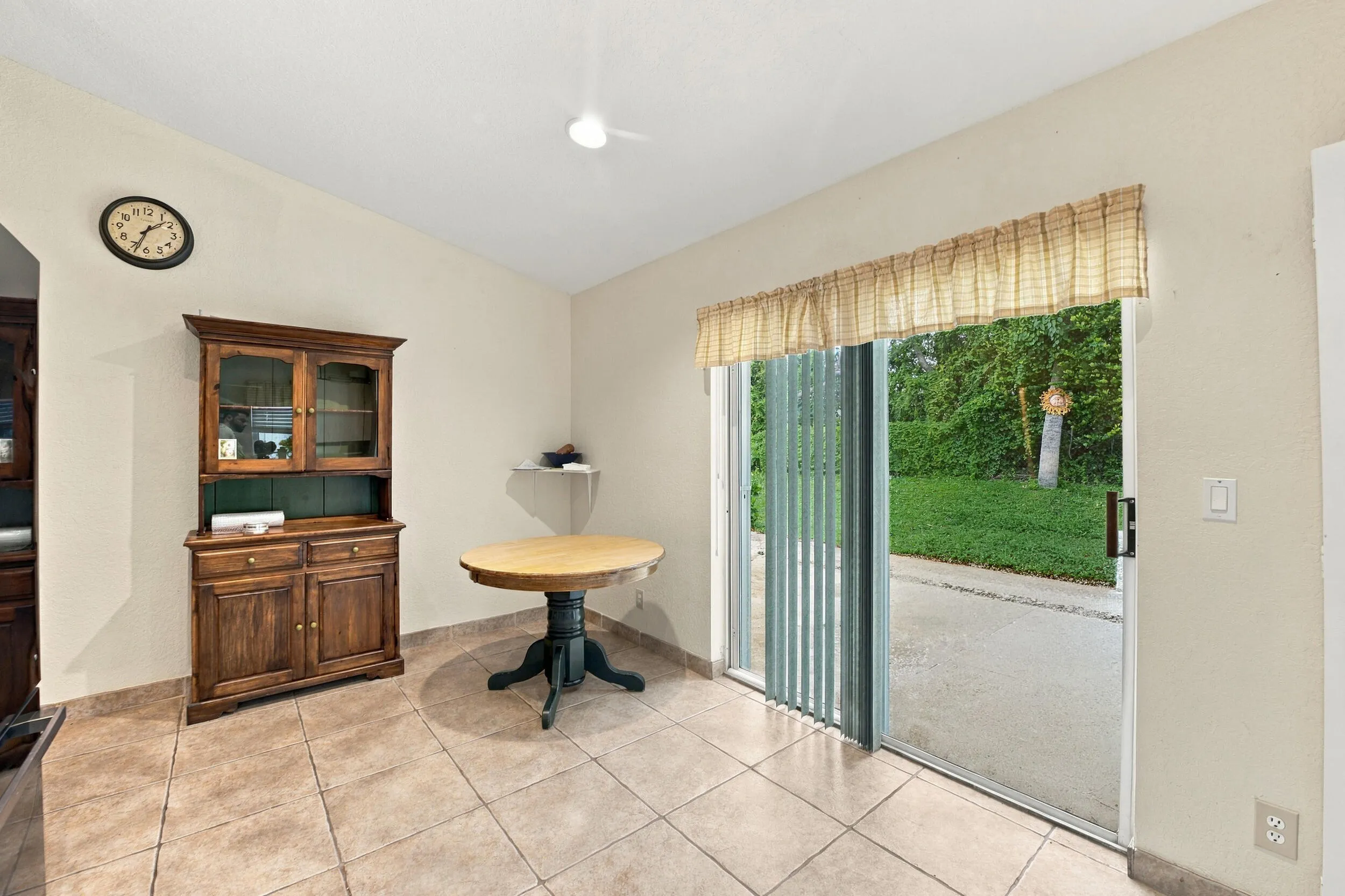 184 HEMING Way