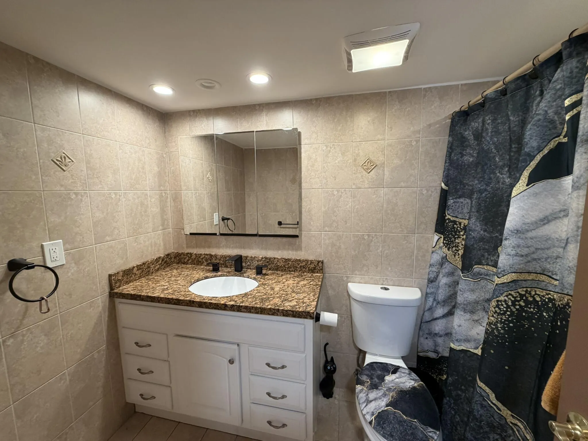 100 GOLDEN ISLES Drive #810