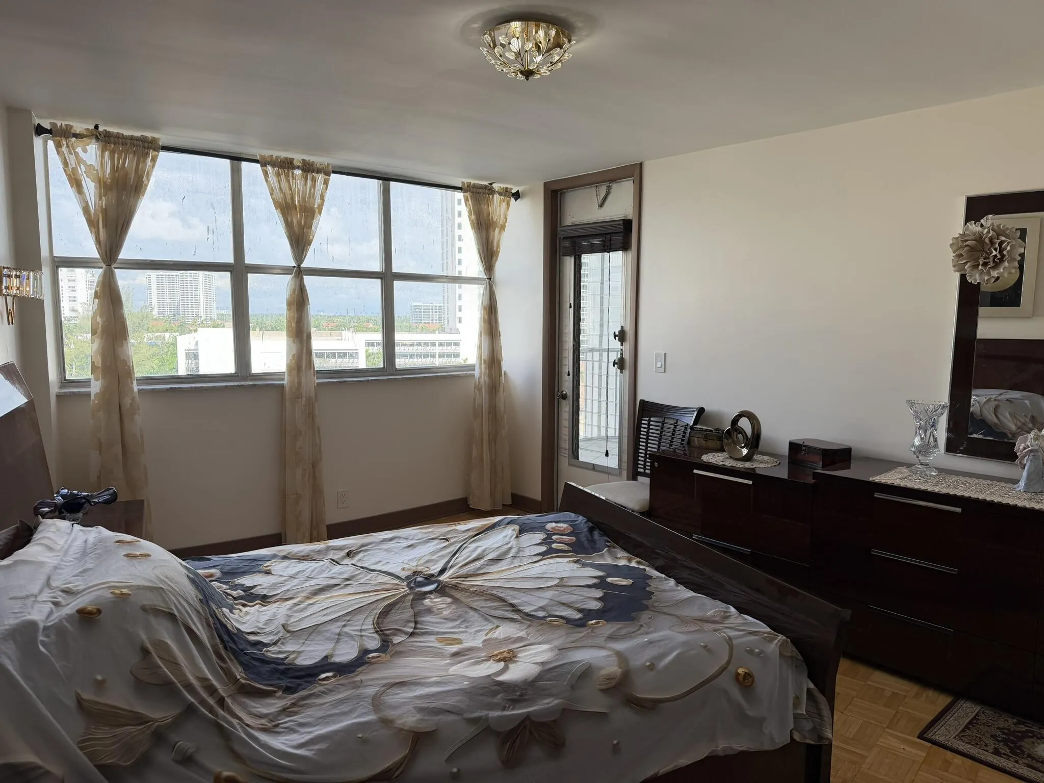 100 GOLDEN ISLES Drive #810
