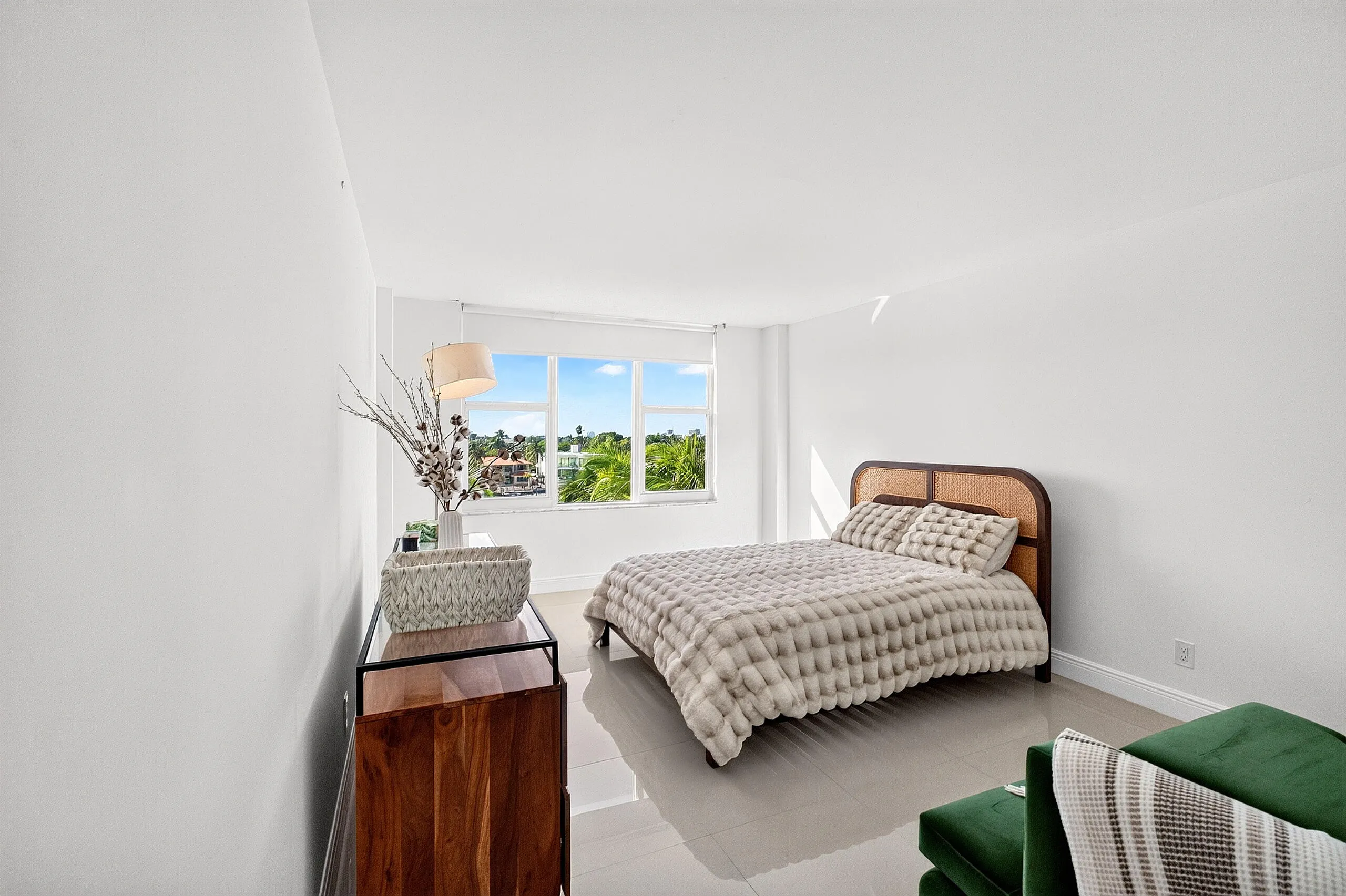 5600 Collins Avenue #6M