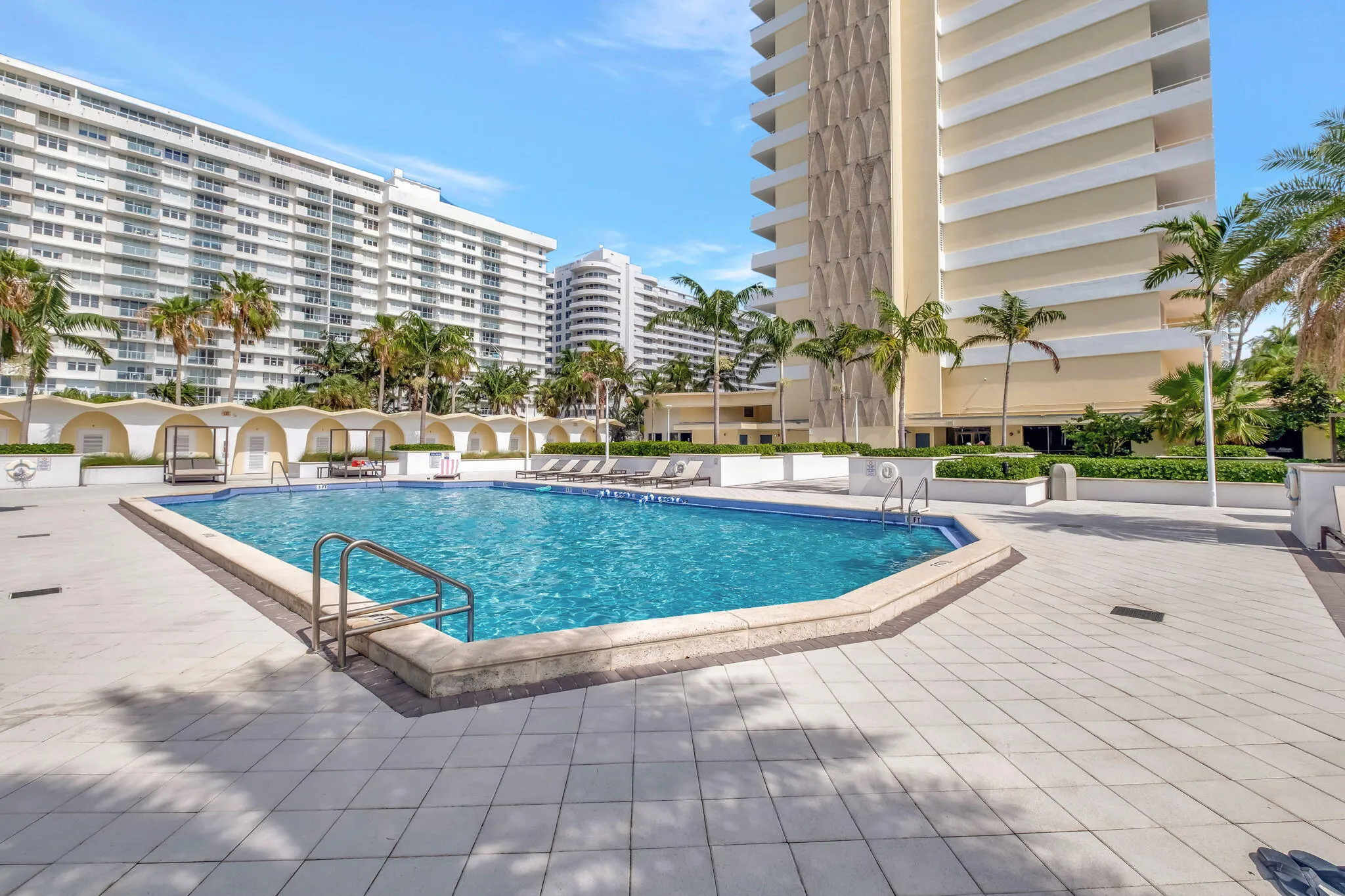5600 Collins Avenue #6M
