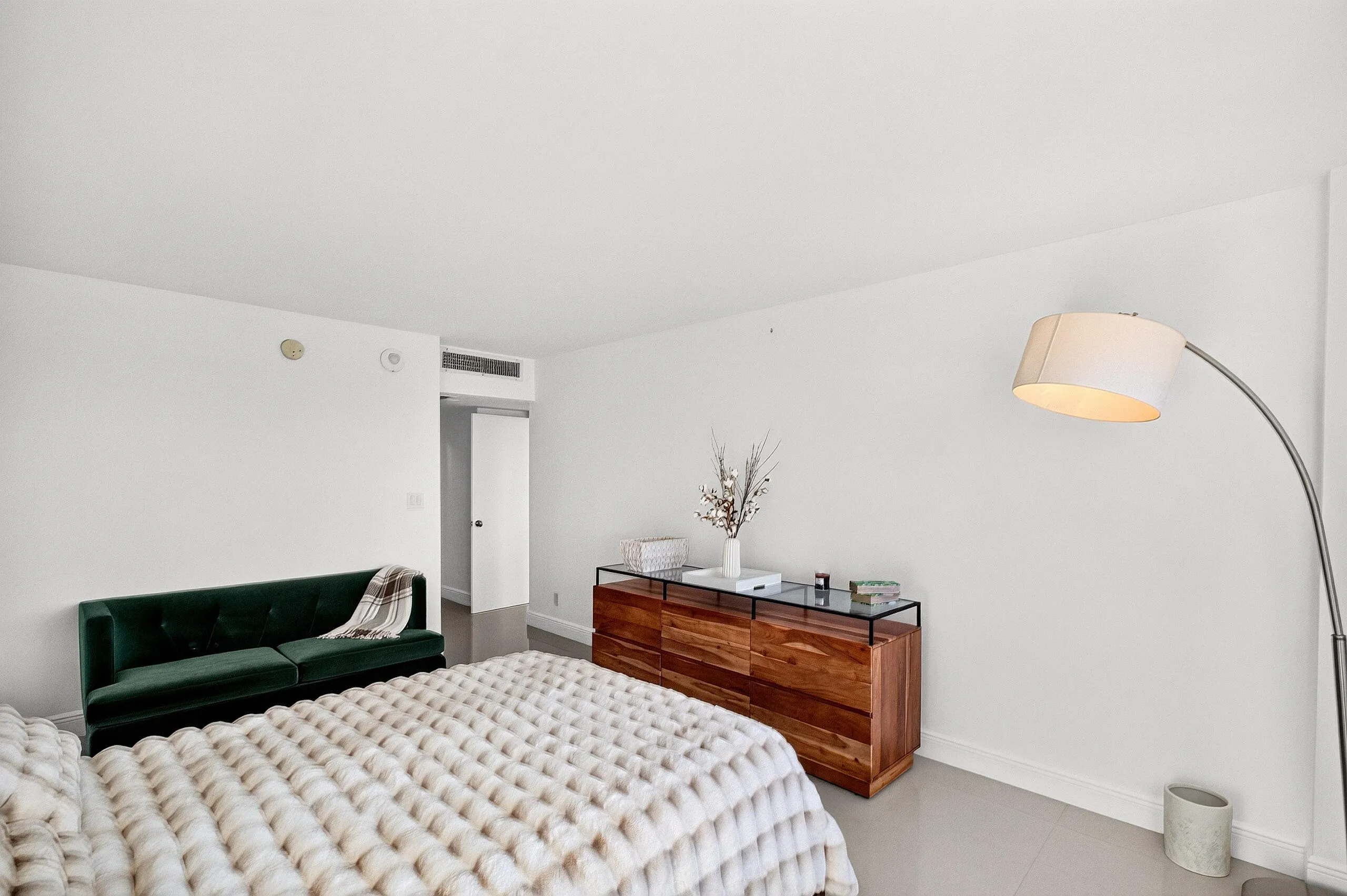 5600 Collins Avenue #6M