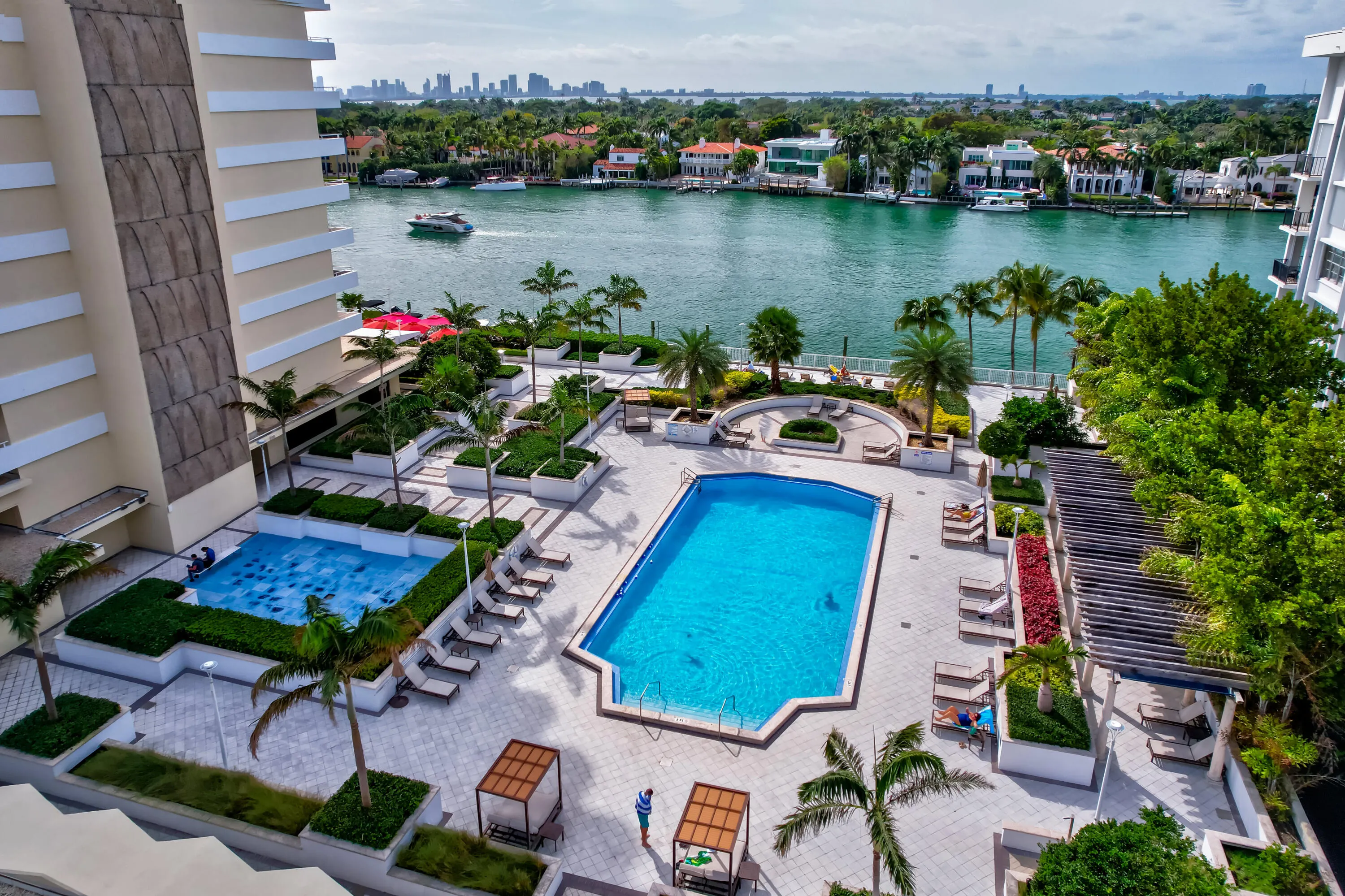 5600 Collins Avenue #6M