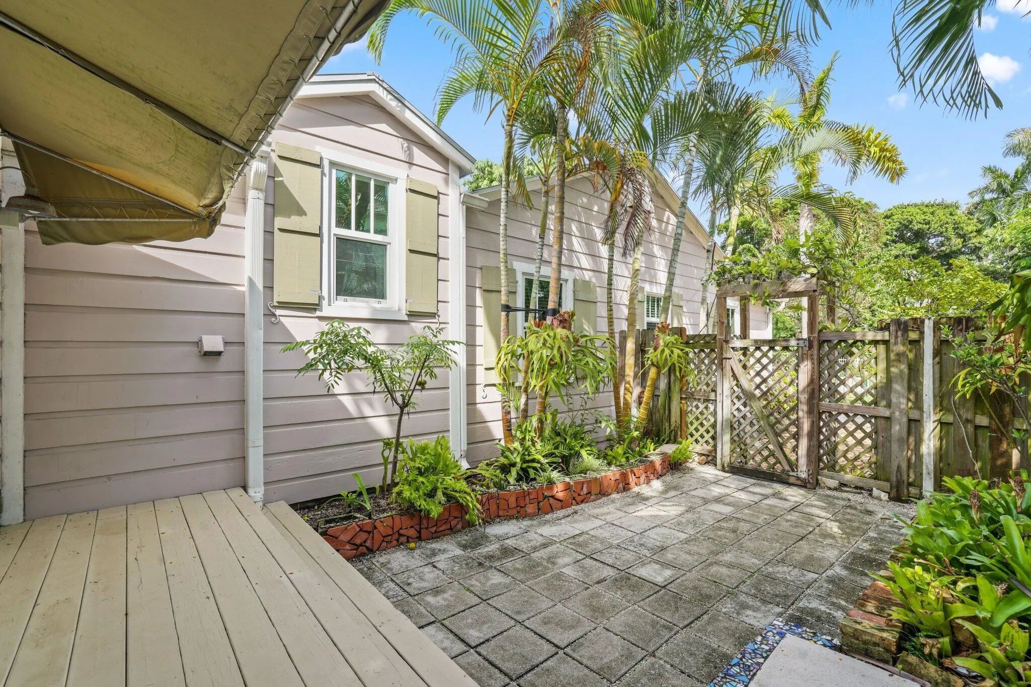 42 Palm Square