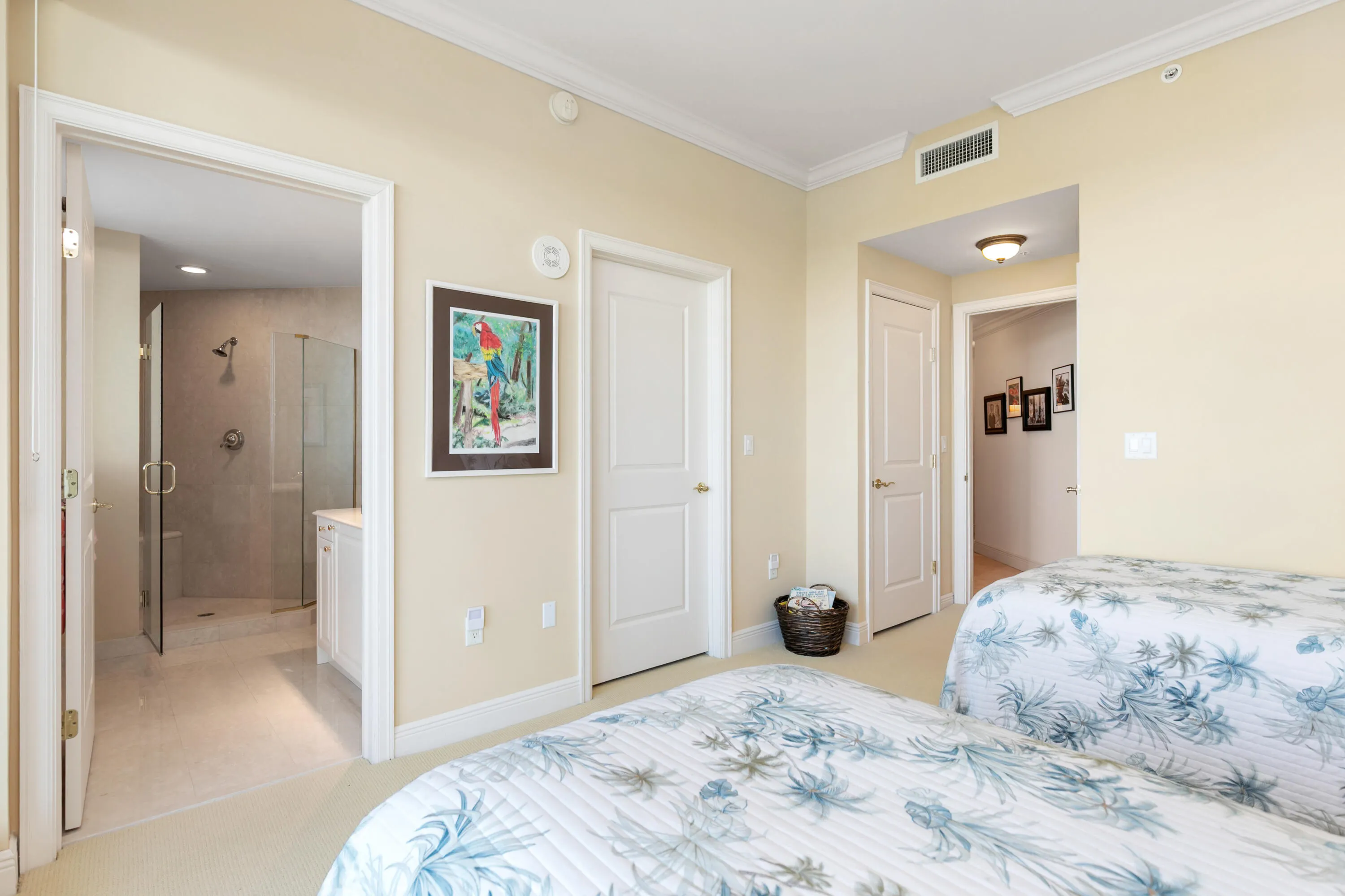 1063 Hillsboro Mile #707