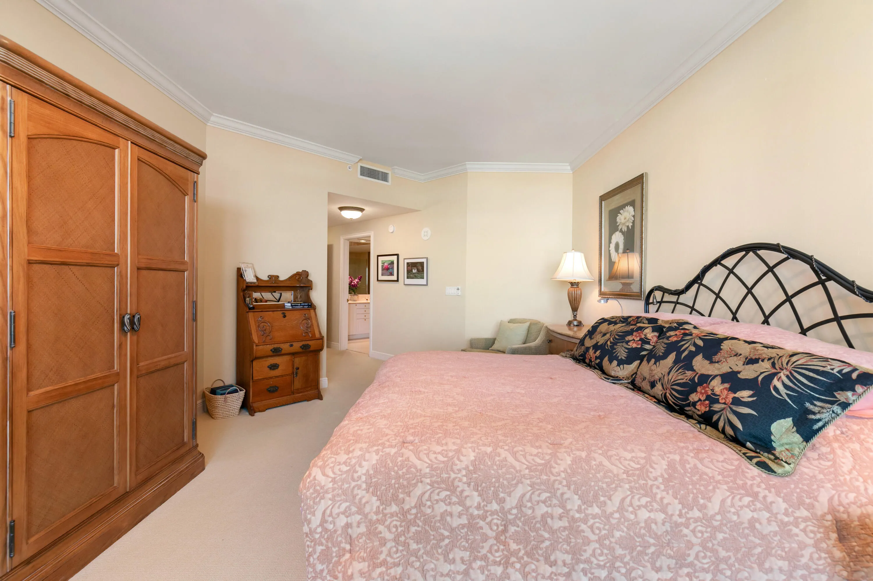 1063 Hillsboro Mile #707