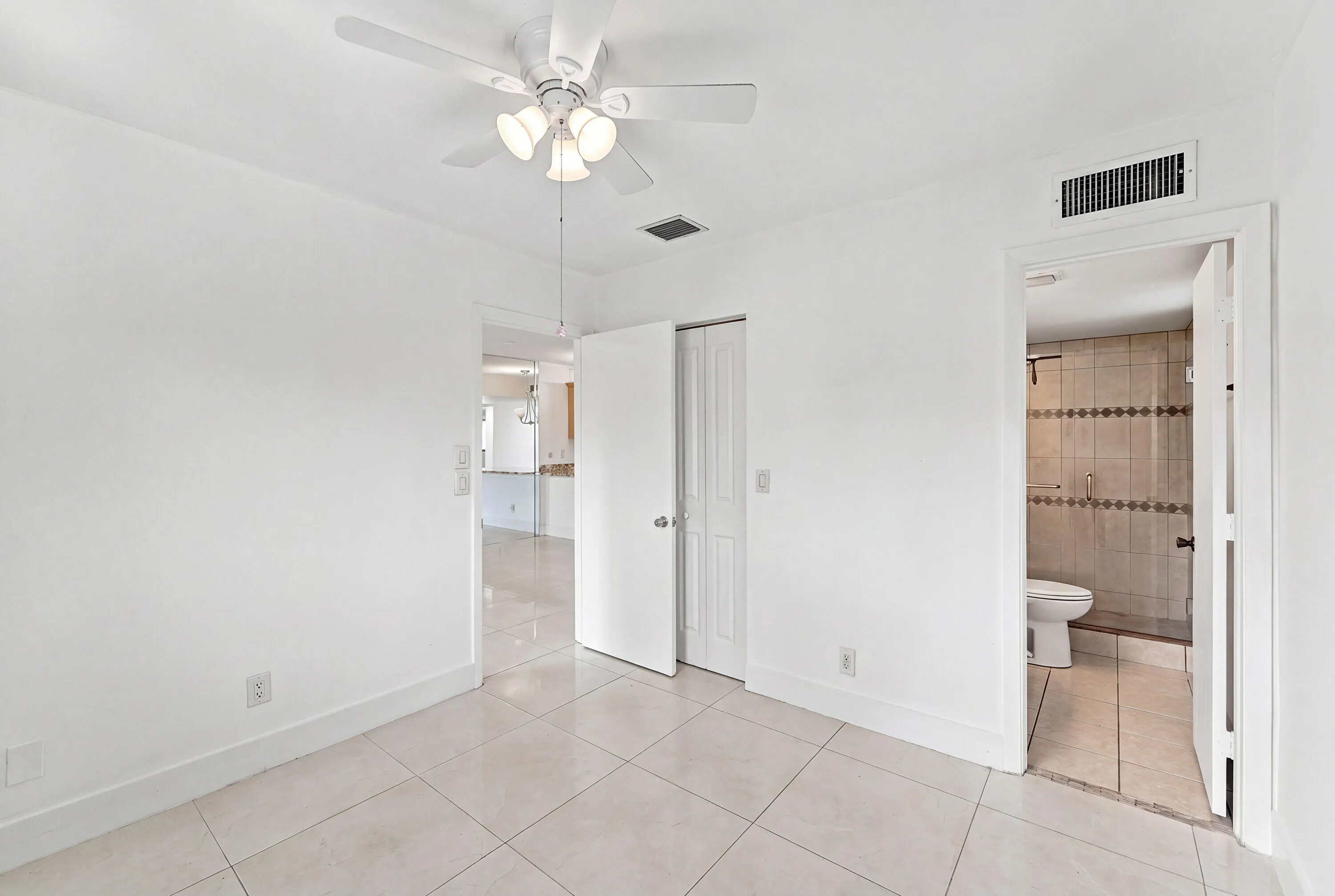 2907 NE 8TH Terrace #201