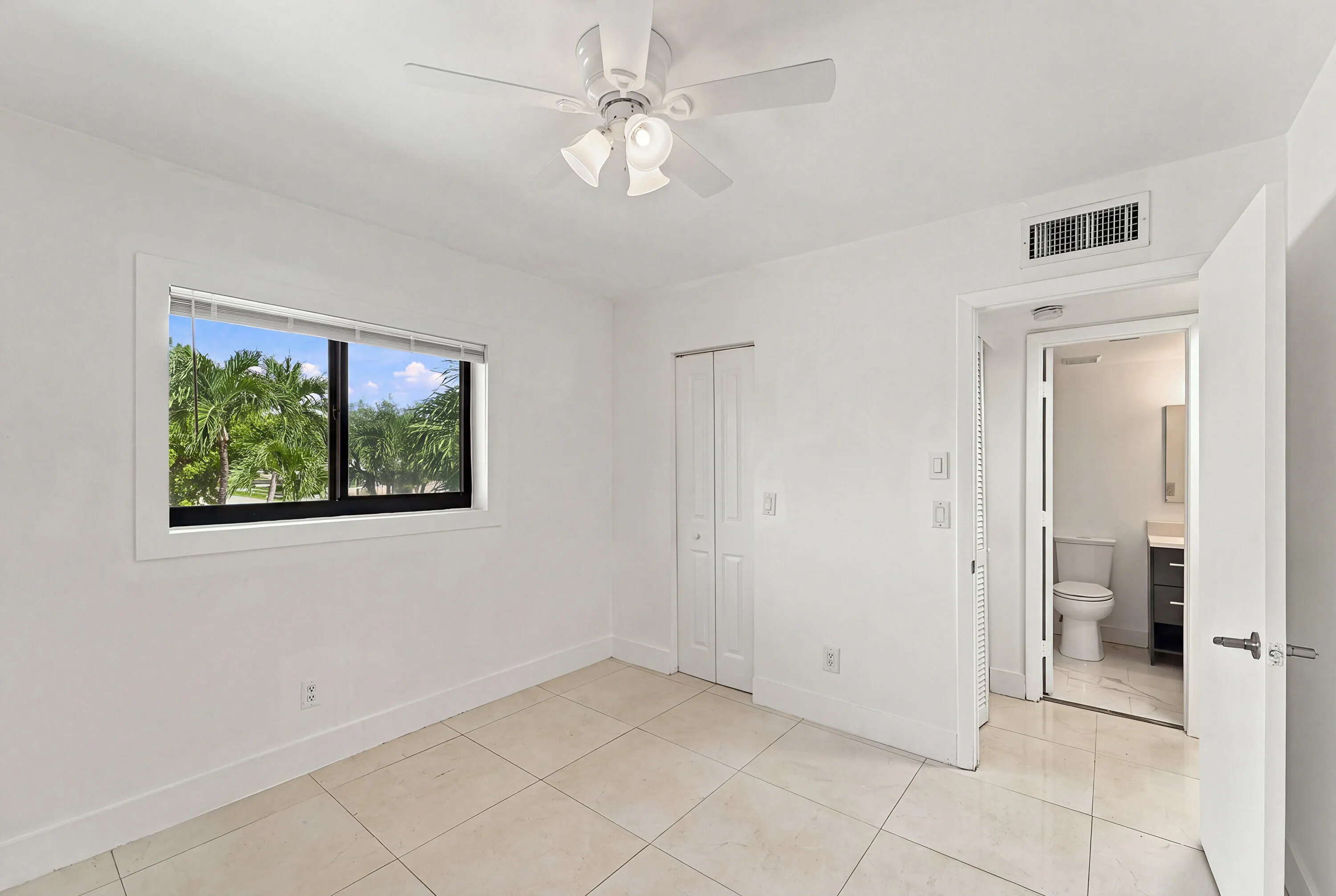 2907 NE 8TH Terrace #201