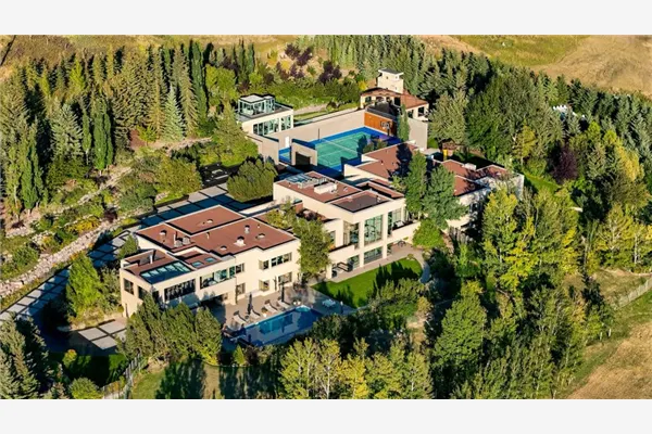 25102 Lower Springbank Road