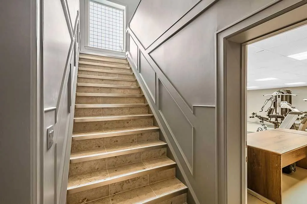 224035 318 Avenue W