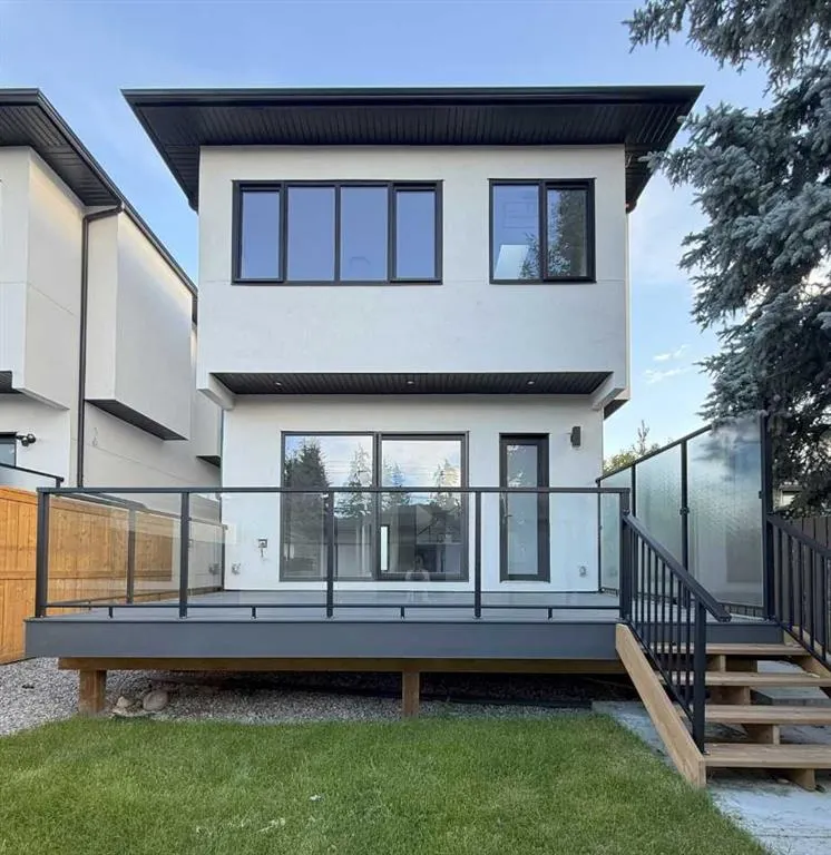 2107 Victoria Crescent NW