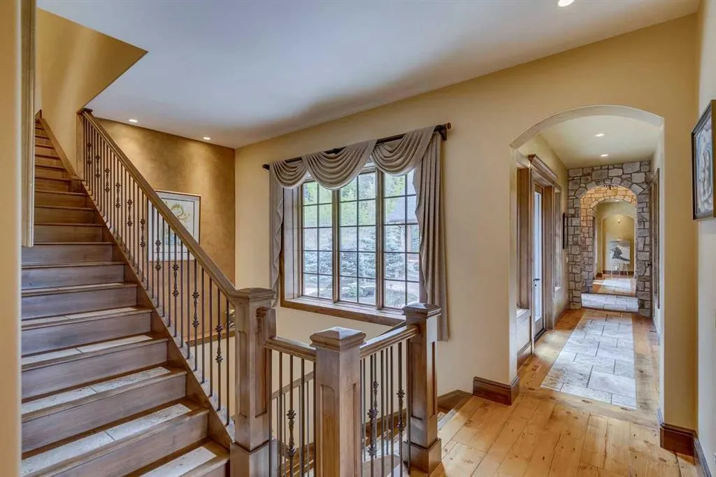 290226 316 Street W