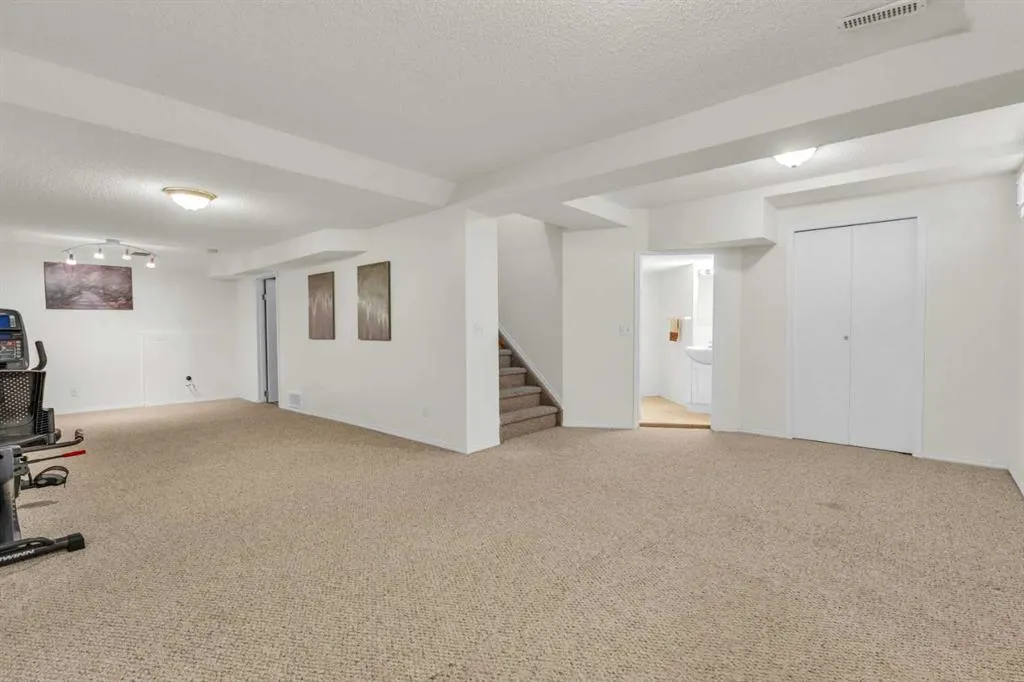 183 Macewan Ridge Close NW