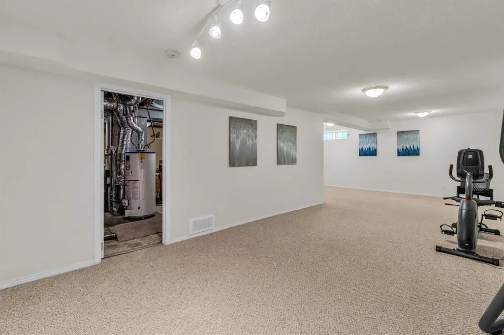 183 Macewan Ridge Close NW