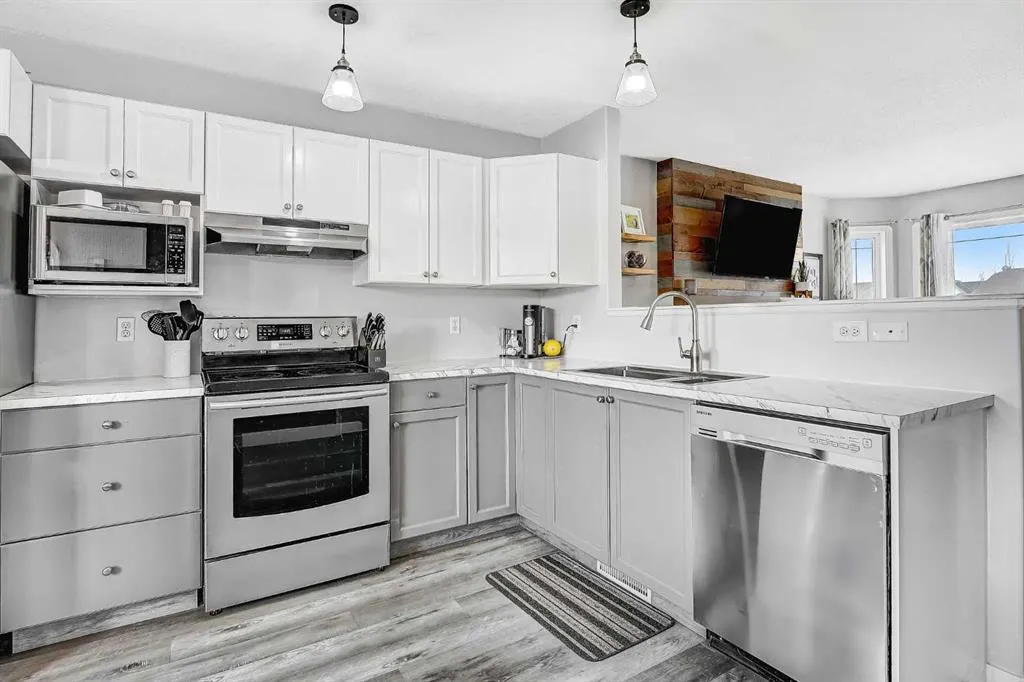 77 Pinnacle Crescent