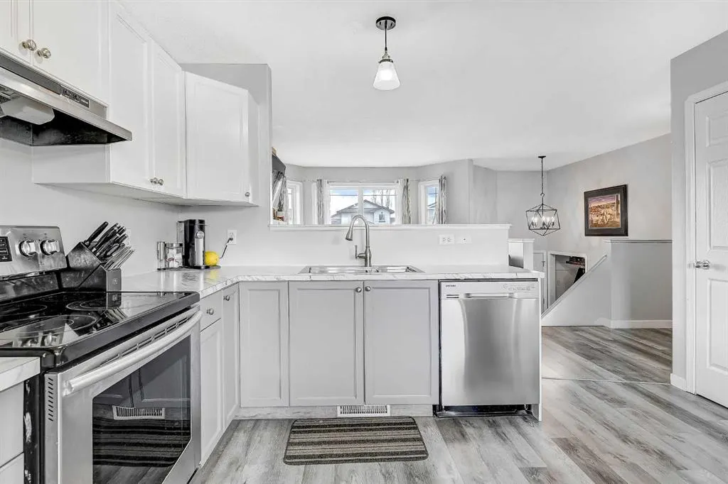 77 Pinnacle Crescent