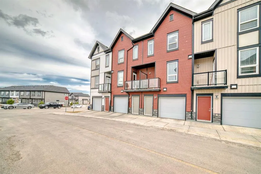 11 Evanscrest Mews NW, #106
