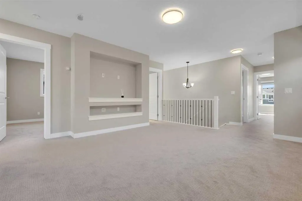 47 Corner Meadows Row NE