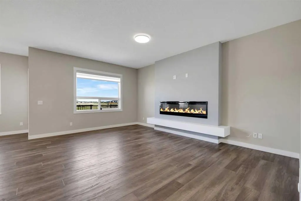 47 Corner Meadows Row NE