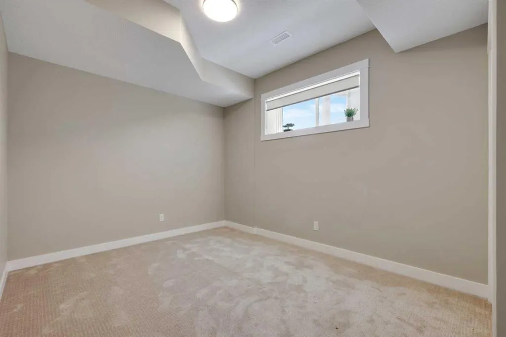 47 Corner Meadows Row NE