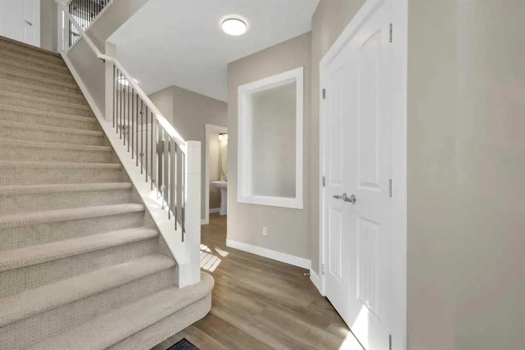 47 Corner Meadows Row NE
