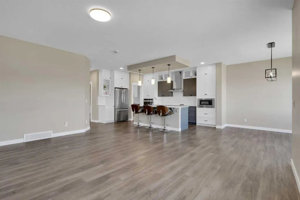 47 Corner Meadows Row NE