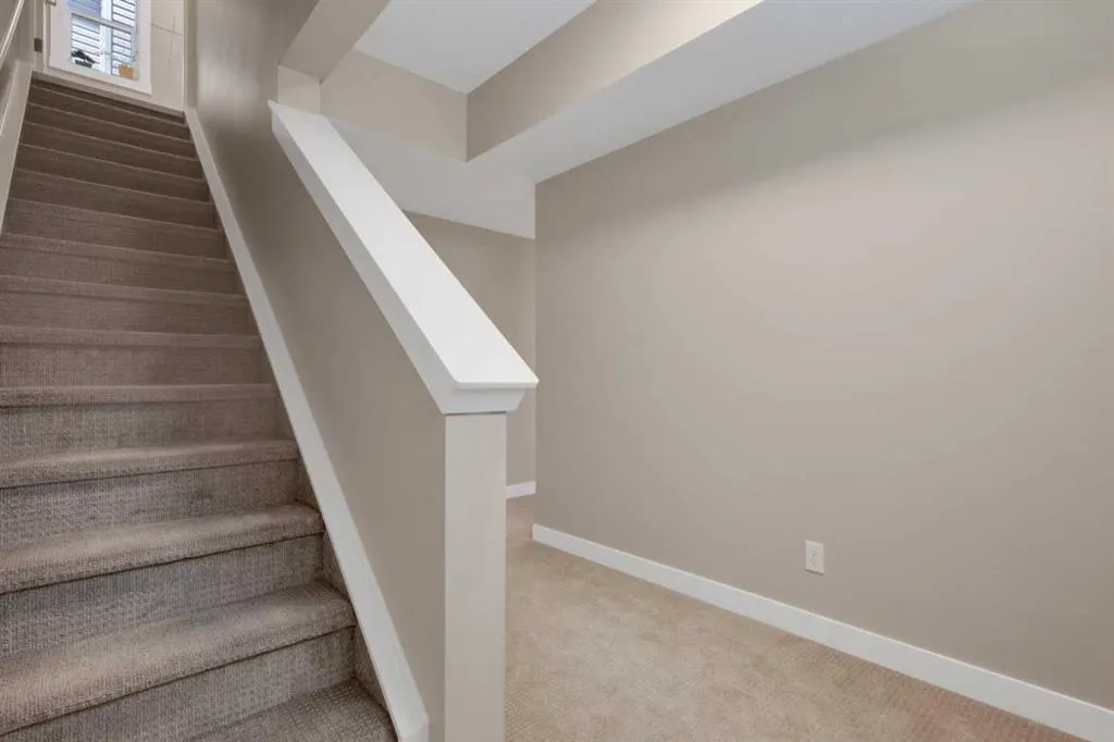 47 Corner Meadows Row NE