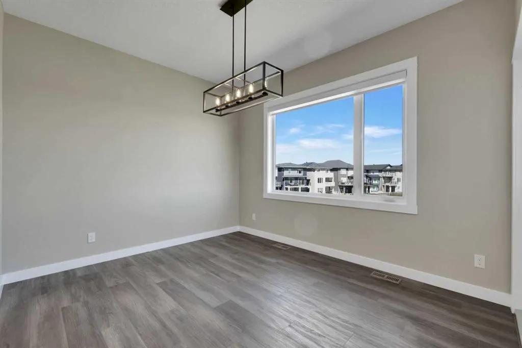 47 Corner Meadows Row NE
