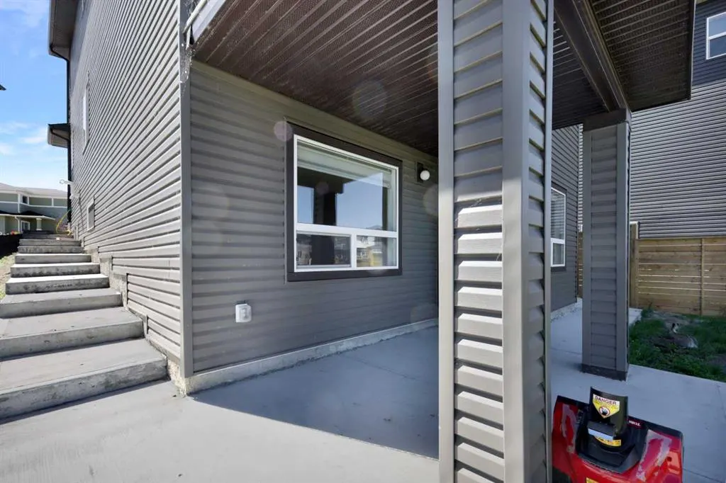 47 Corner Meadows Row NE