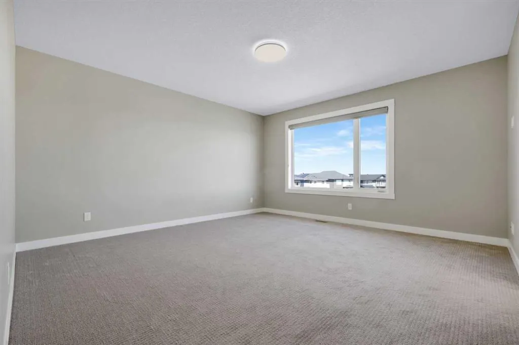 47 Corner Meadows Row NE