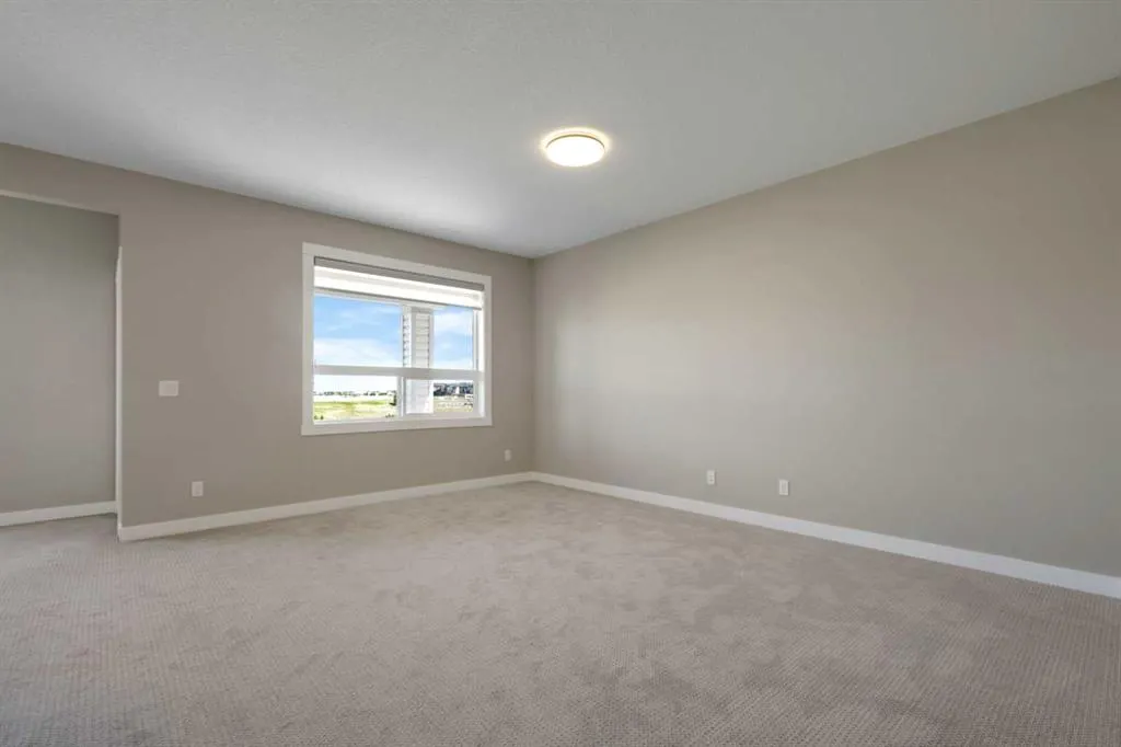 47 Corner Meadows Row NE